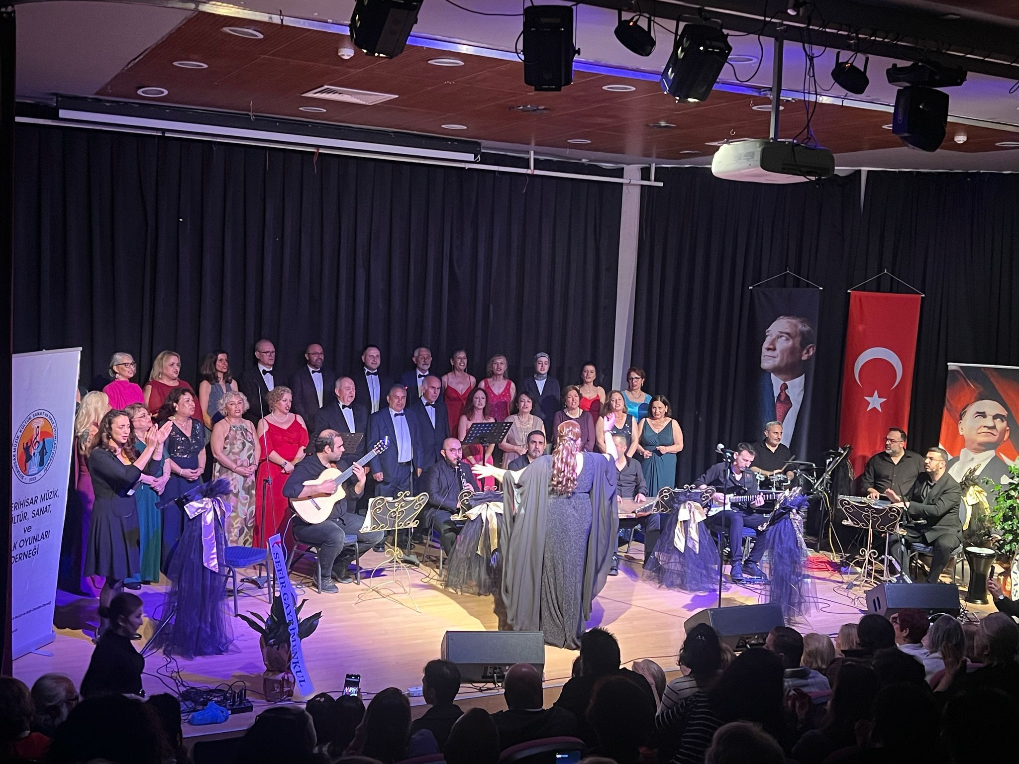 Seferihisar’da Sanat Ve Dayanışma Buluştu Yardım Konseri Büyük Ilgi Gördü (2)