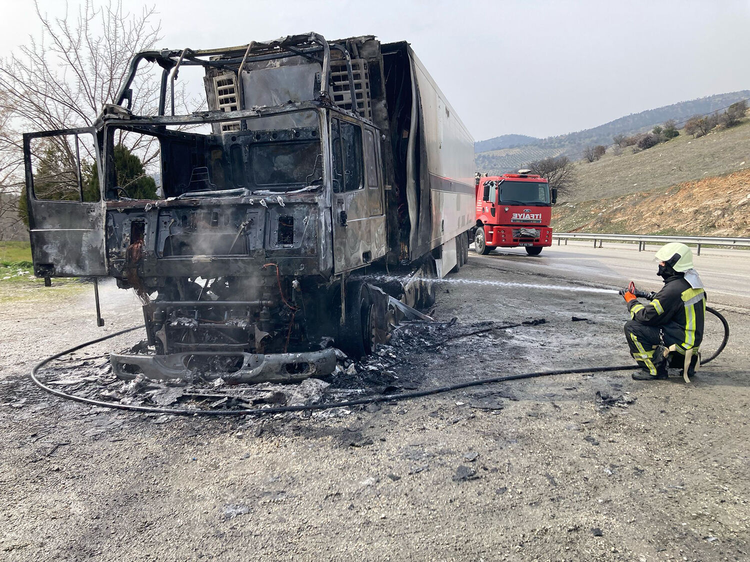 Seyir Halindeyken Alev Alan Tır Küle Döndü (1)