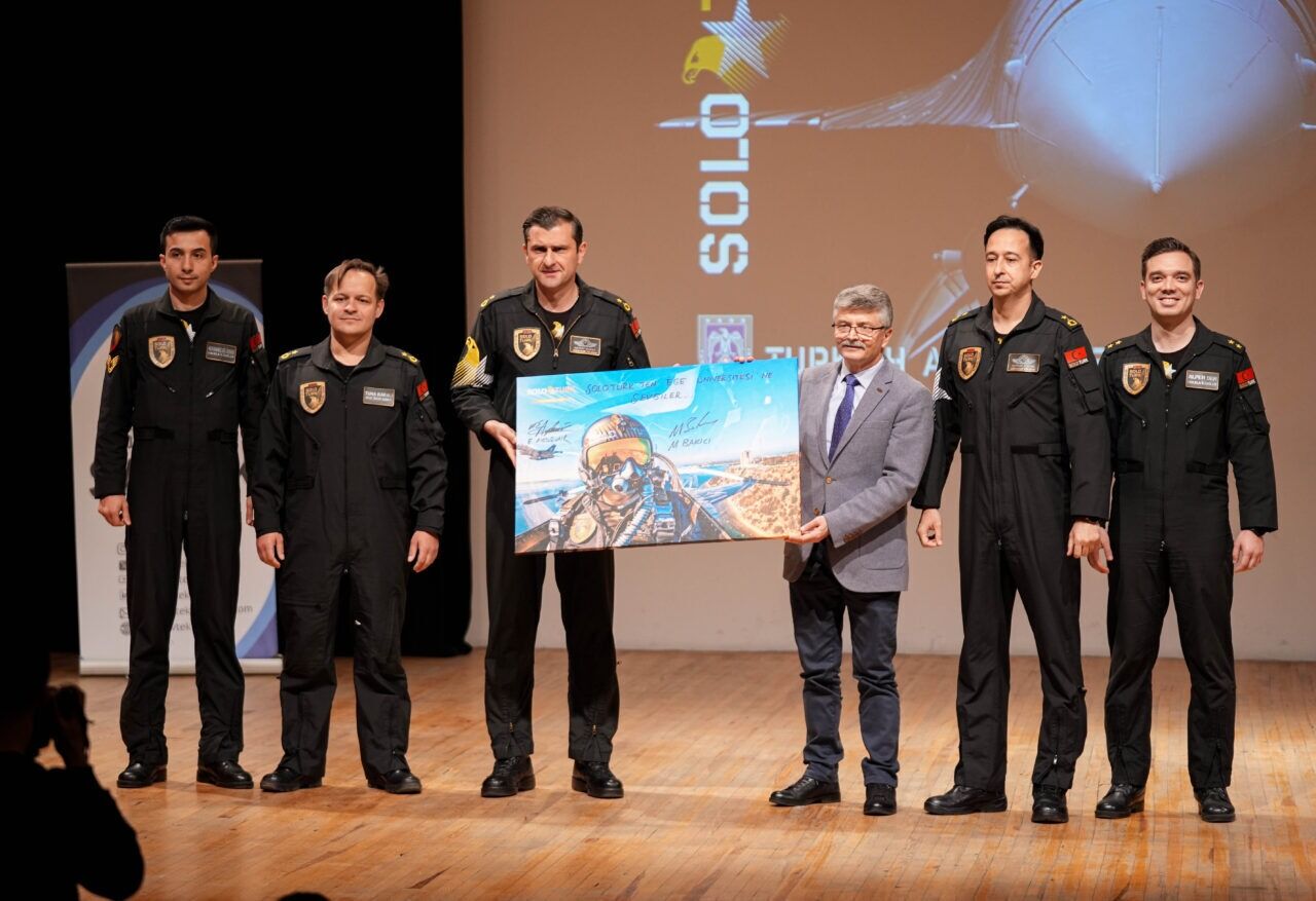Solotürk Pilotları, Ege Üniversitesi’nde Gençlerle Buluştu (1)-1