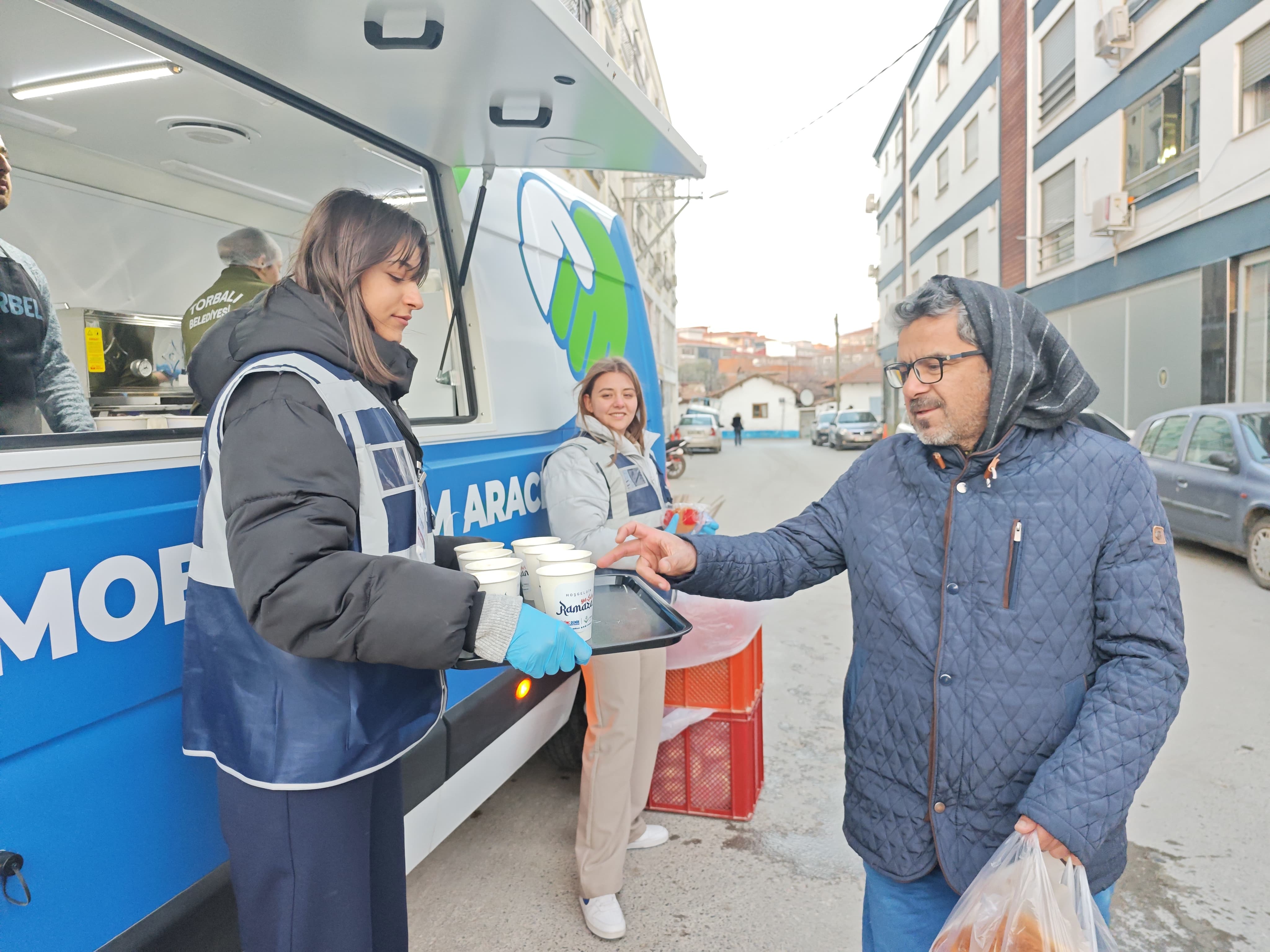 Torbalı Belediyesi, Iftara Yetişemeyenlere Sıcak Çorba Ikram Ediyor (1)