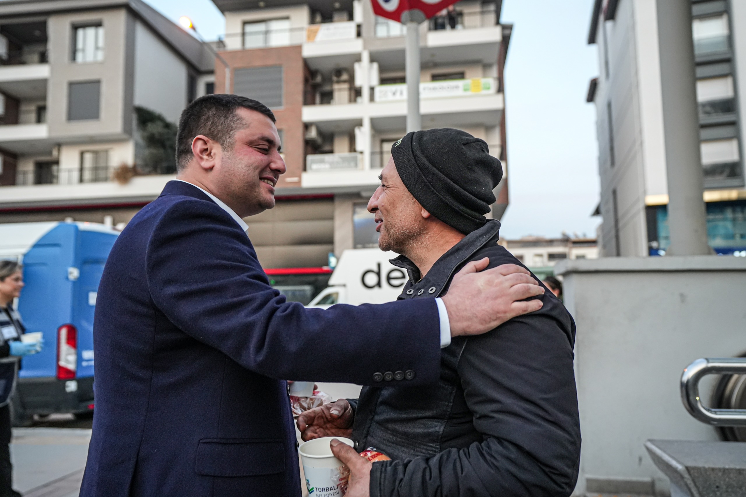 Torbalı Belediyesi, Iftara Yetişemeyenlere Sıcak Çorba Ikram Ediyor (3)