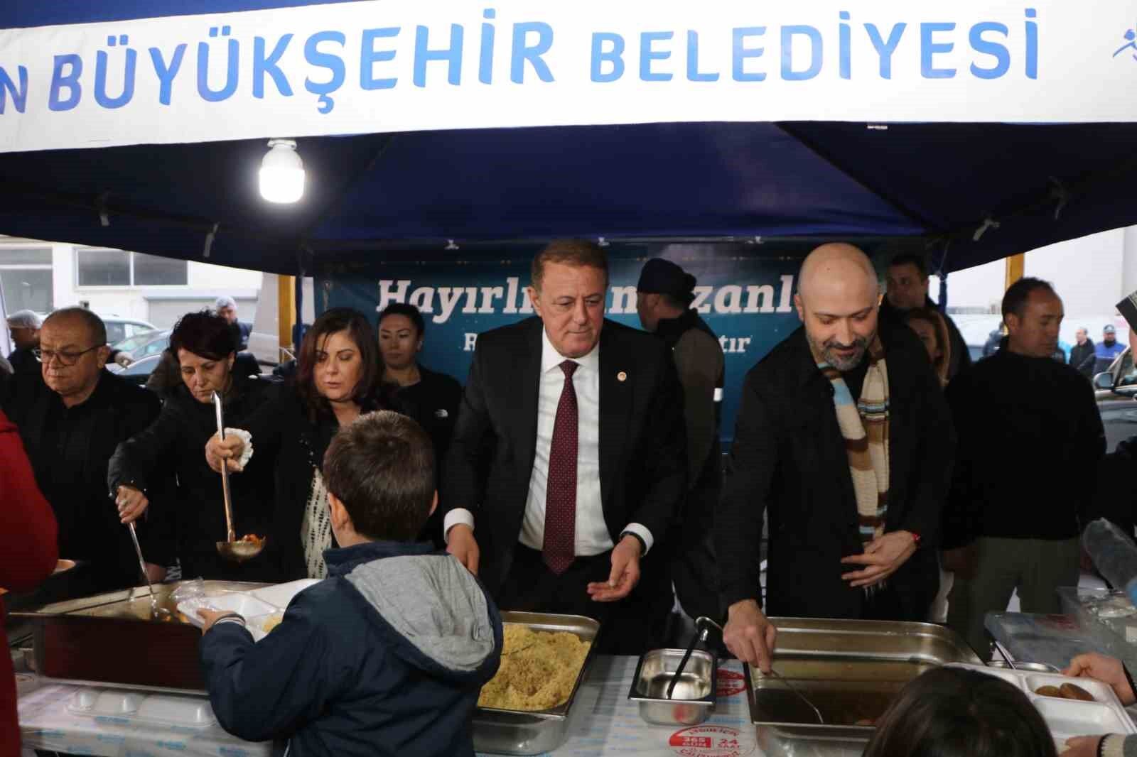 Yüzlerce Sökeli, Aydın Büyükşehir Belediyesi'nin Iftarında Bir Araya Geldi