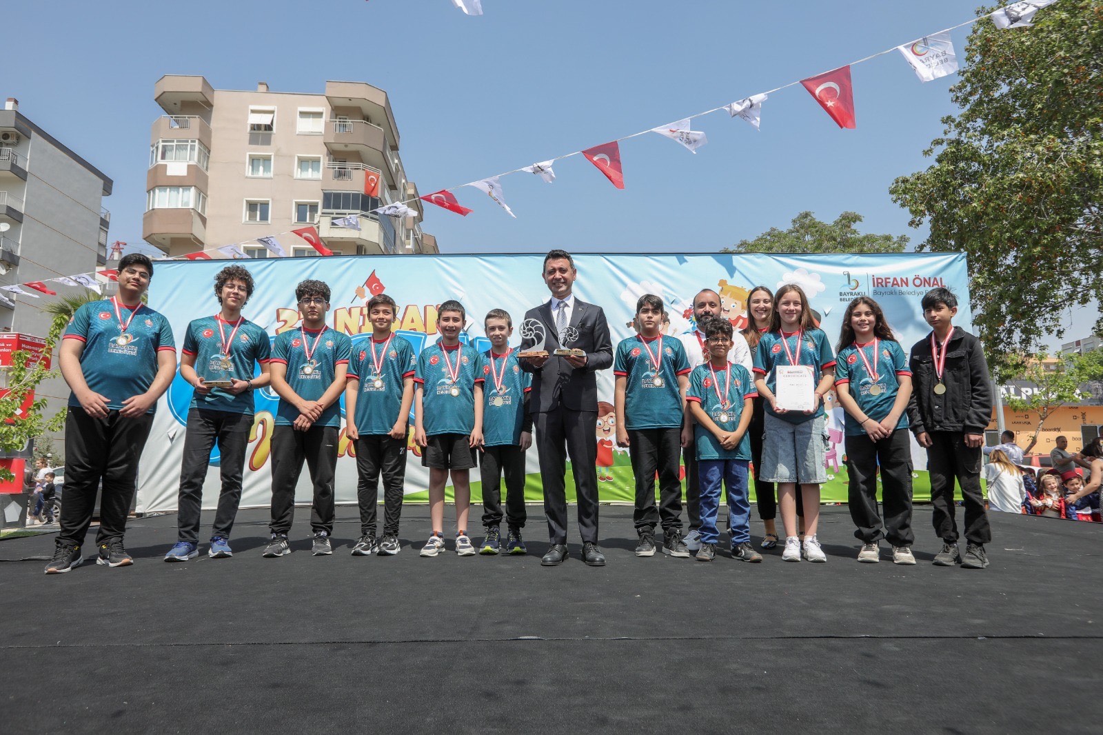 Bayraklı’da 23 Nisan Coşkusu Binlerce Çocuğu Buluşturdu (3)