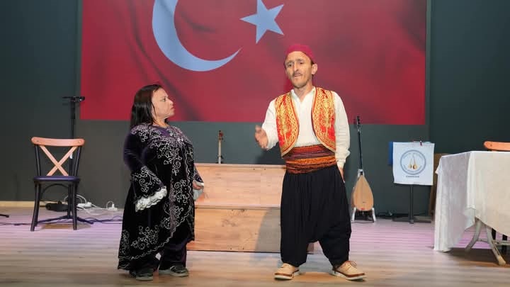 Gömeç’te Engelli̇ Oyuncular Mi̇ni̇k Kalplere Ti̇yatro İle Dokundu 4
