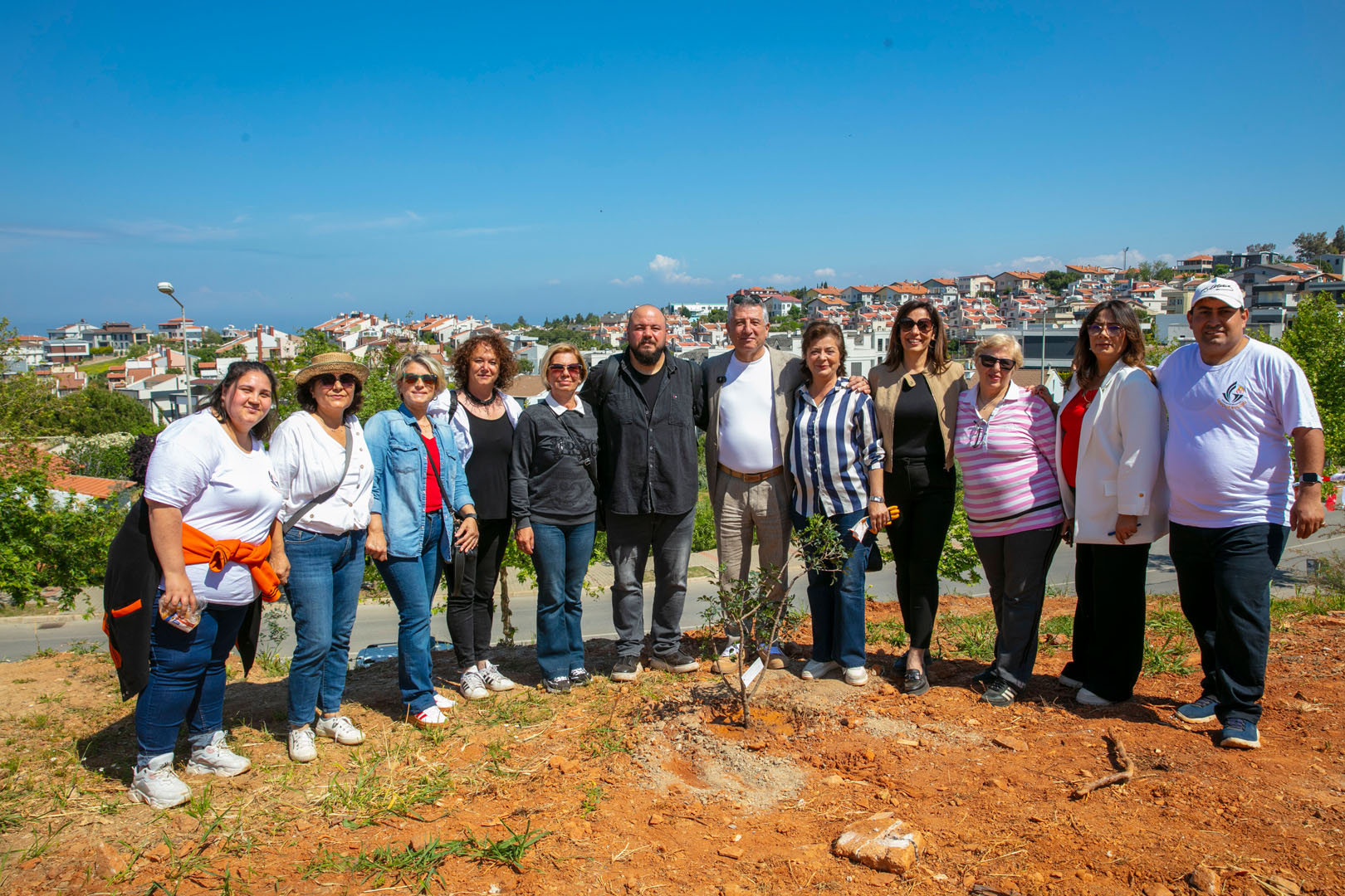 Güzelbahçe’de 500 Sakız Ağacı Fidanı Toprakla Buluştu (2)