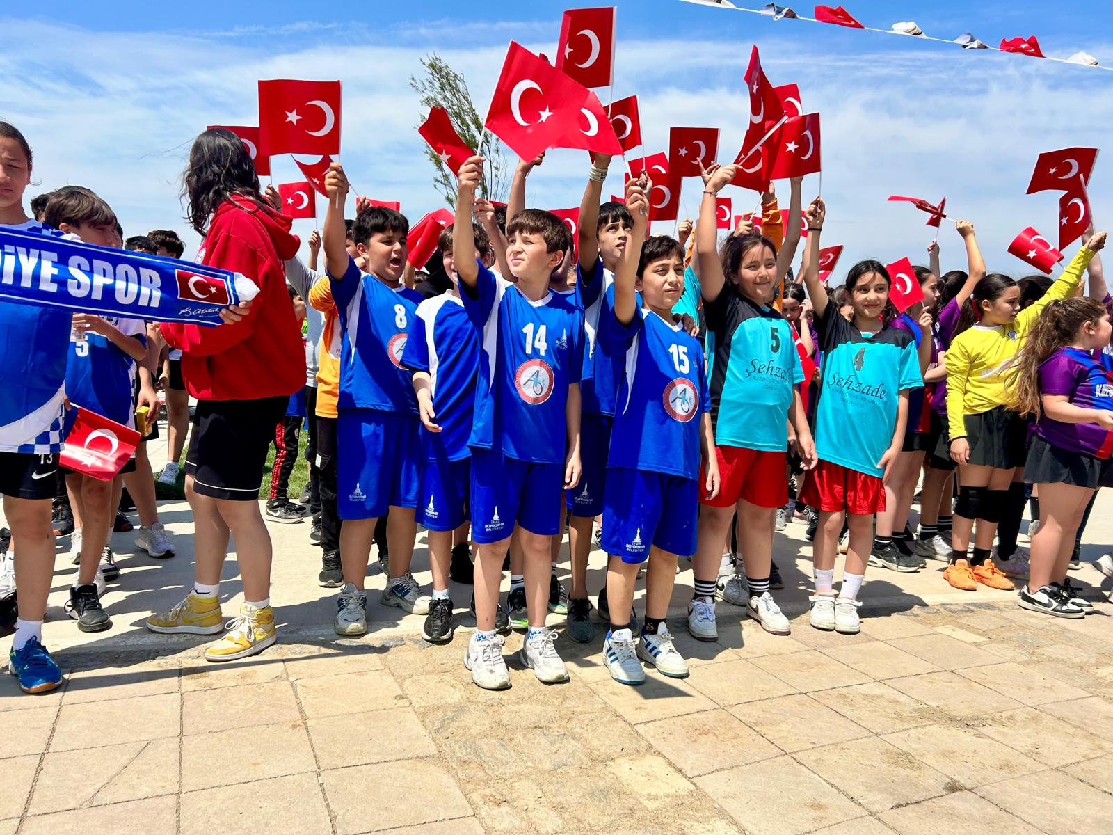 İzmir'de 23 Nisan Coşkusu: Egemen Çocuklar Hentbol Şenliği
