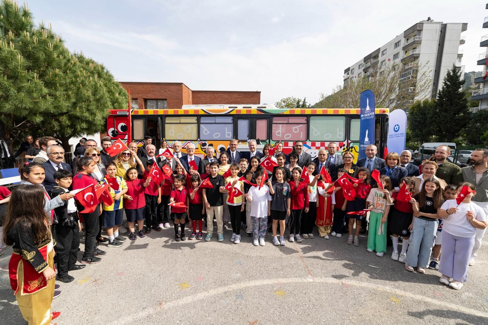 İzmir’de Geri Dönüşüm Bilinci Dobidob Eğitim Otobüsü Tanıtıldı