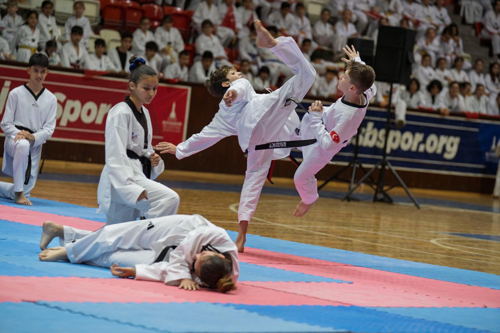 İzmirli Çocuklar Spor Şenliği’nde Güldü, Öğrendi, Koştu 1