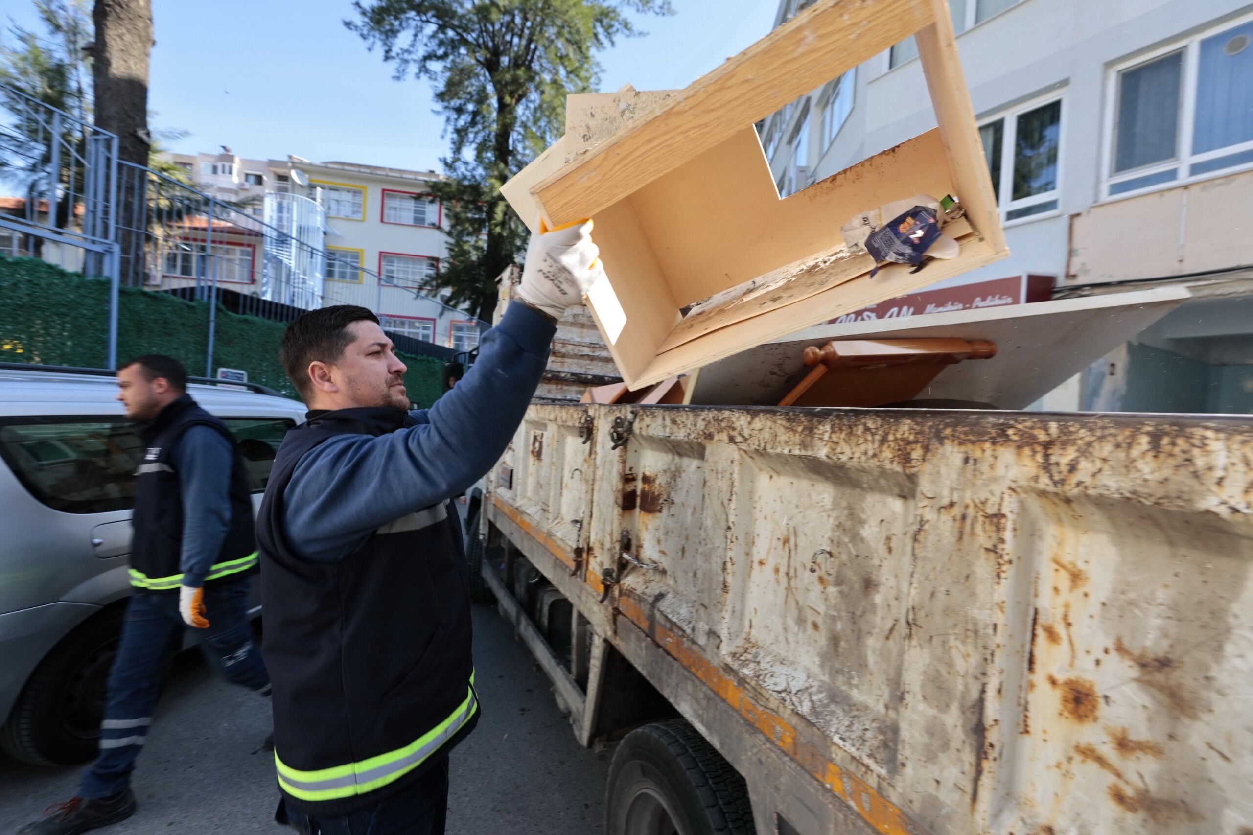 Konak'ta Eski Mobilyalar Çöpe Değil Belediyeye Gidiyor (1)