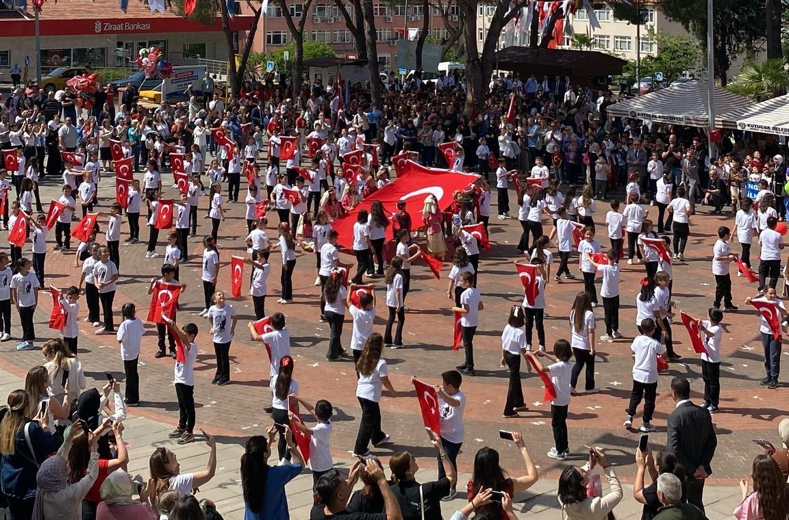 Kuyucak’ta 23 Nisan Renkli Görüntülerle Geçti