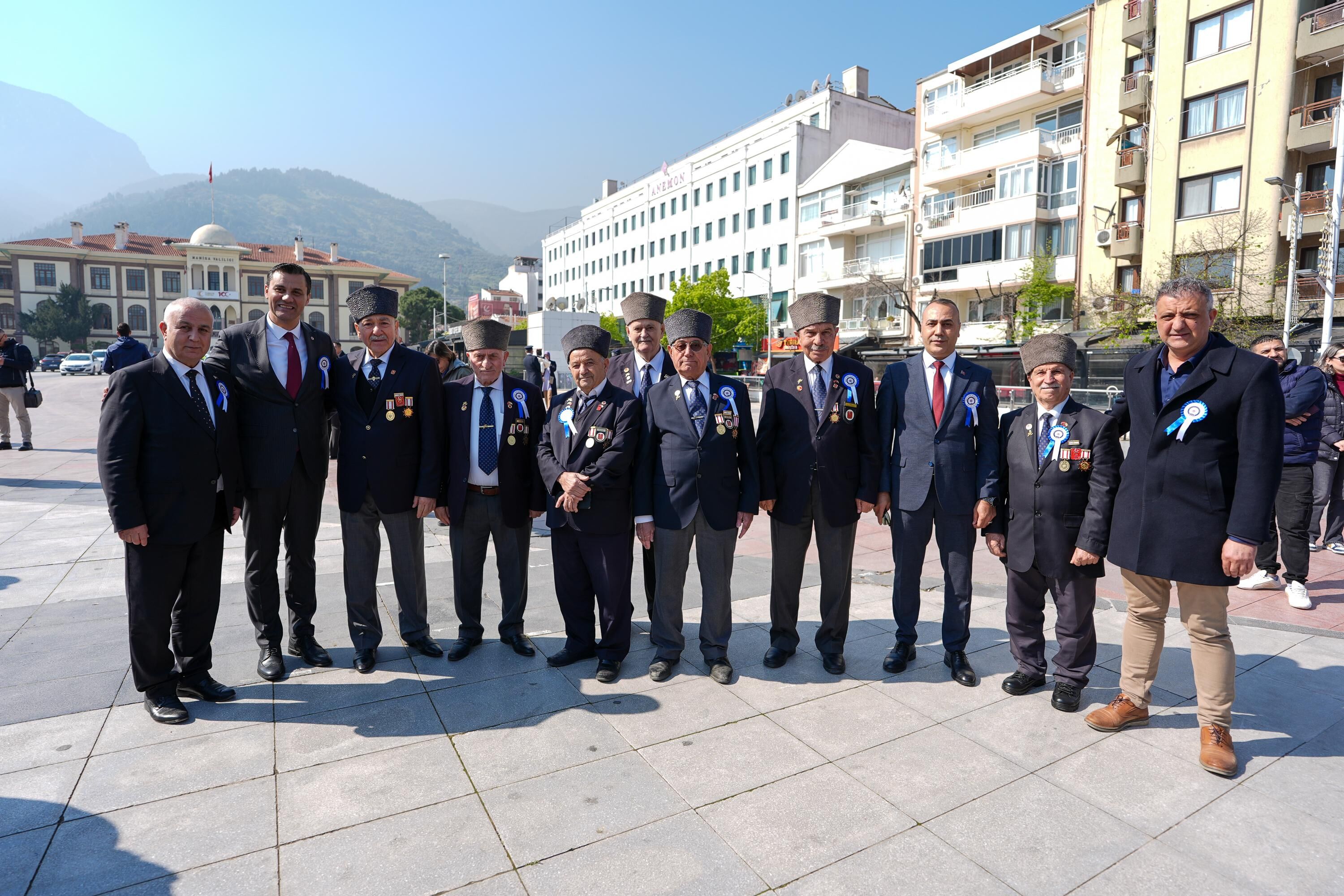 Manisa’da Polis Haftası Coşkusu Başkan Zeyrek Törende Öğrencilerle Buluştu (1)