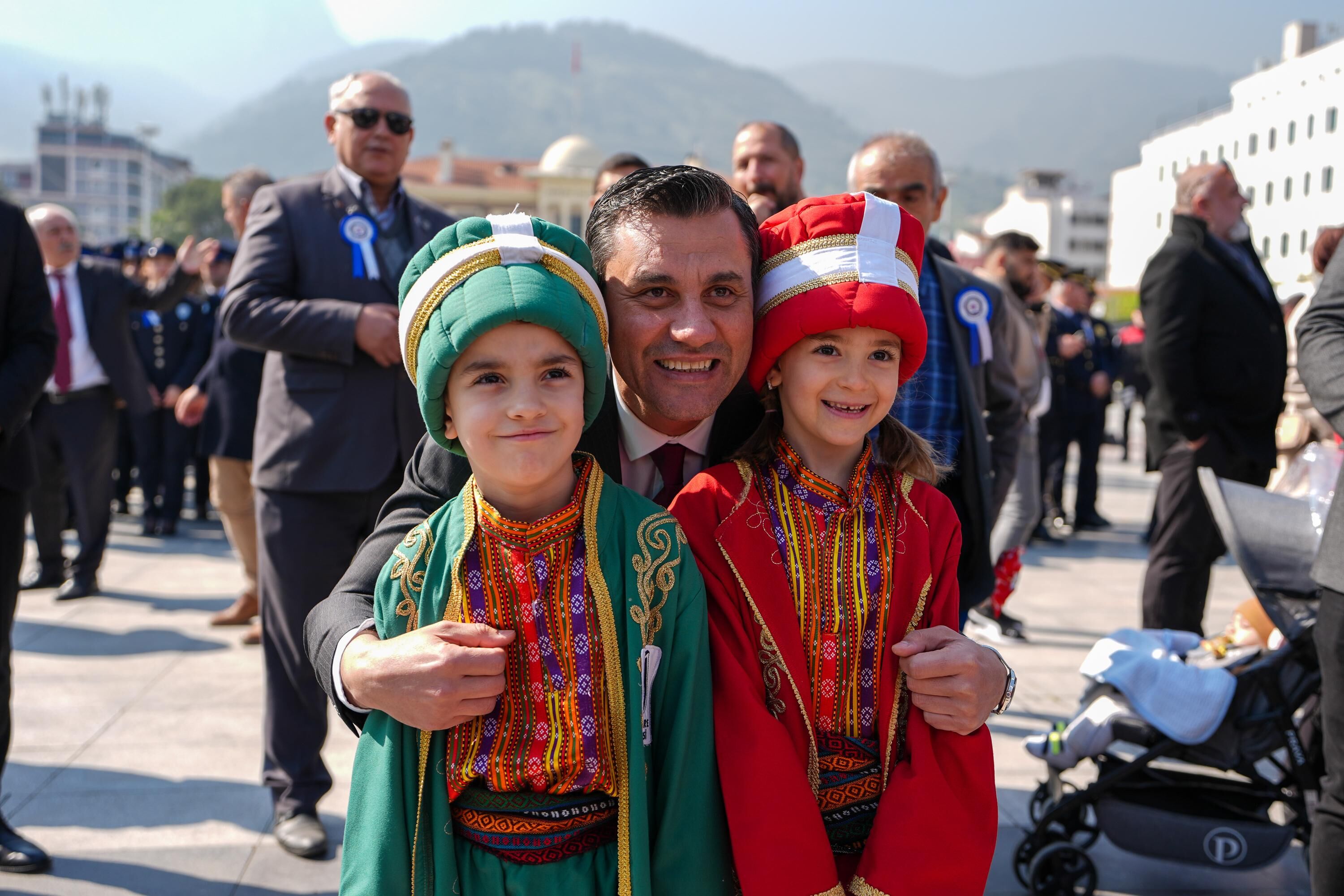 Manisa’da Polis Haftası Coşkusu Başkan Zeyrek Törende Öğrencilerle Buluştu (3)