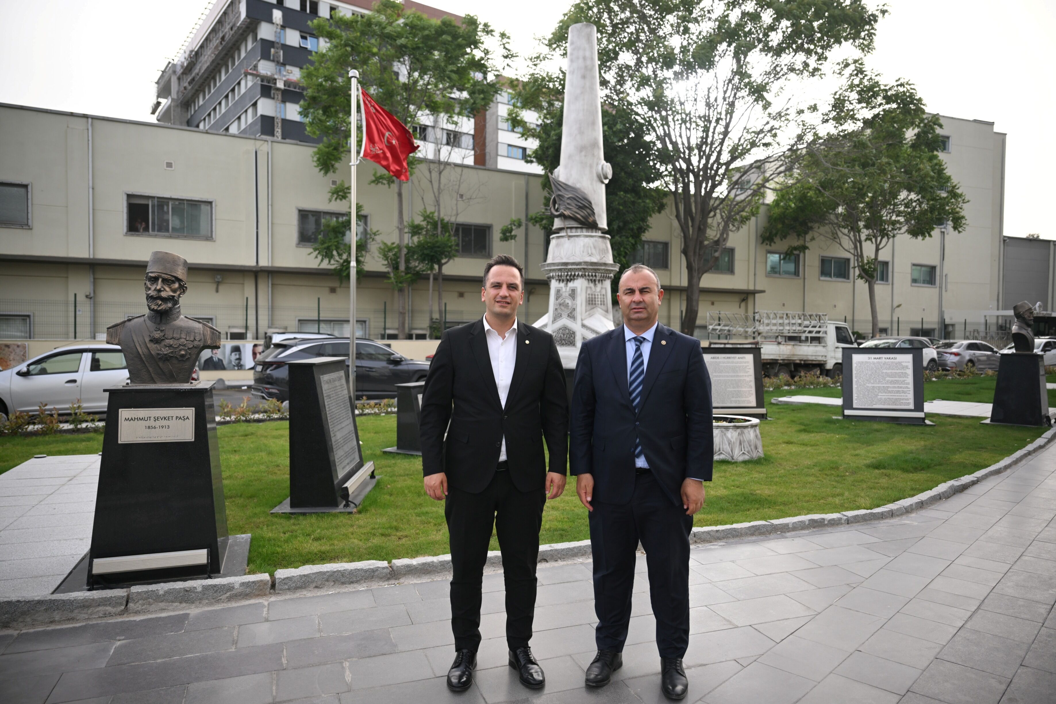Başkan Ömer Eşki Ve Milletvekili Ednan Arslan Sahada (2)