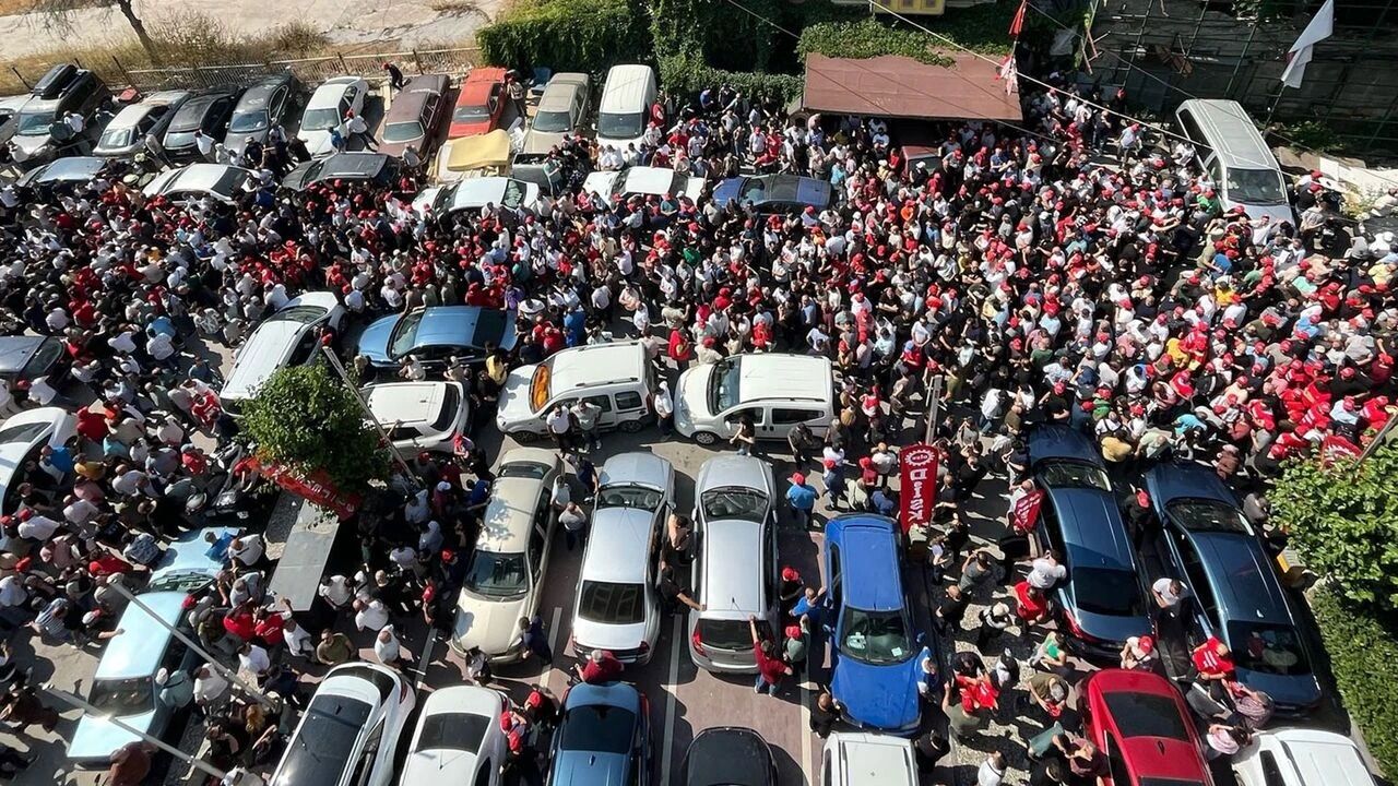 Binlerce Işçi İzmir Büyükşehir Önünde Toplandı “Biz Ne Istediğimizi Biliyoruz”