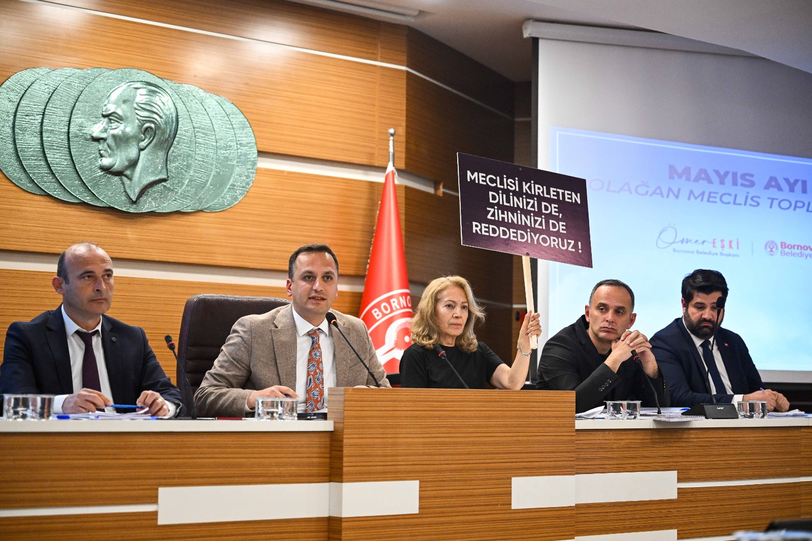 Bornova Belediye Meclisi'nde Kadınlardan Sessiz Eylem (1)