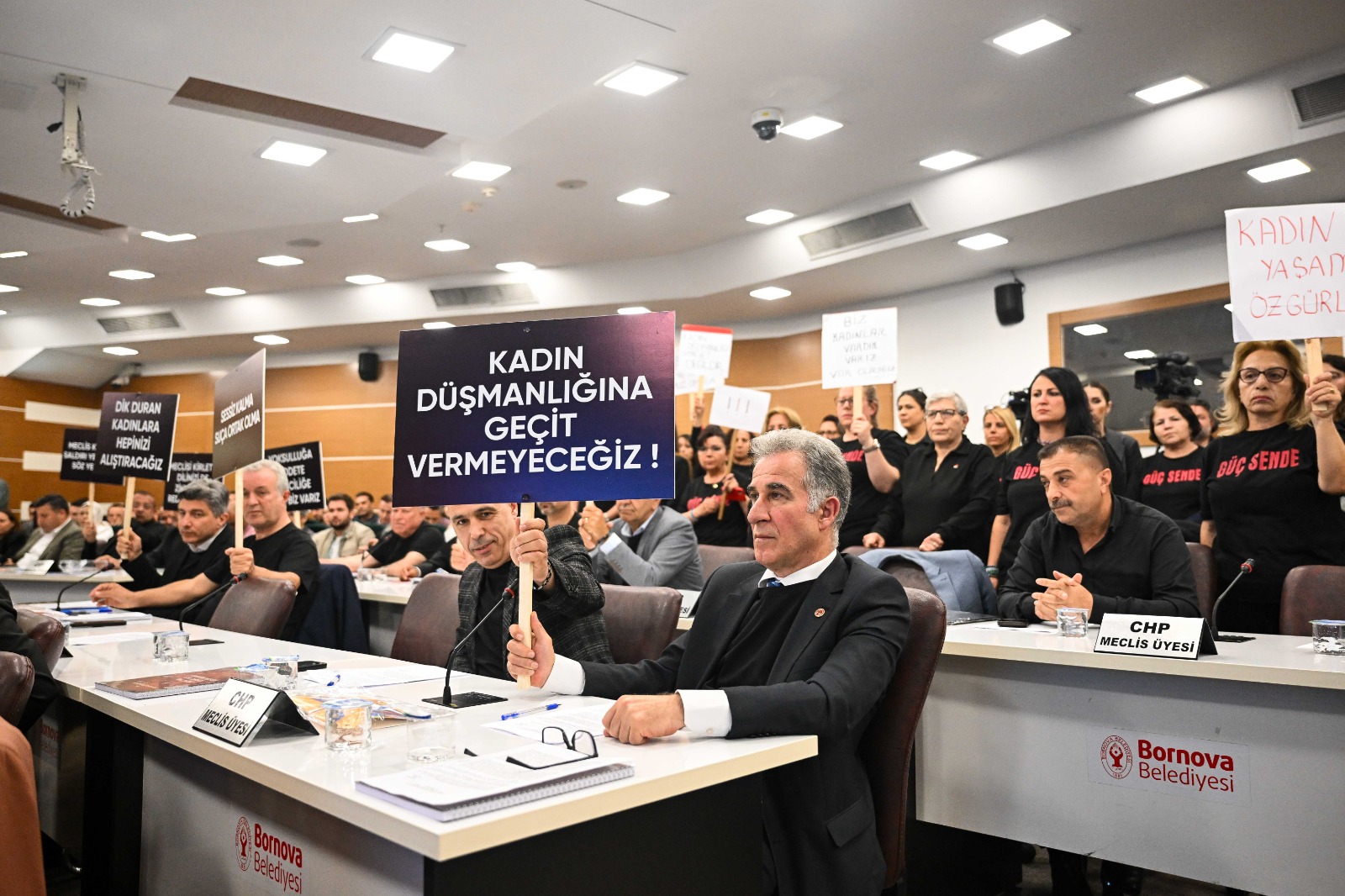 Bornova Belediye Meclisi'nde Kadınlardan Sessiz Eylem (2)