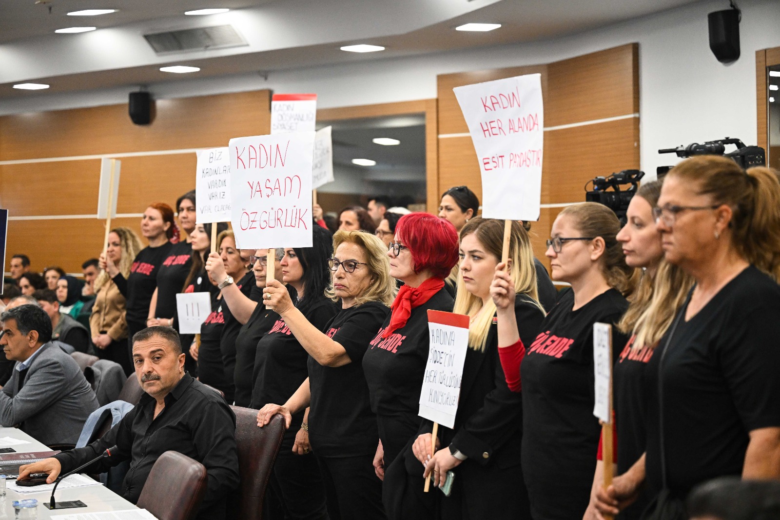 Bornova Belediye Meclisi'nde Kadınlardan Sessiz Eylem (3)