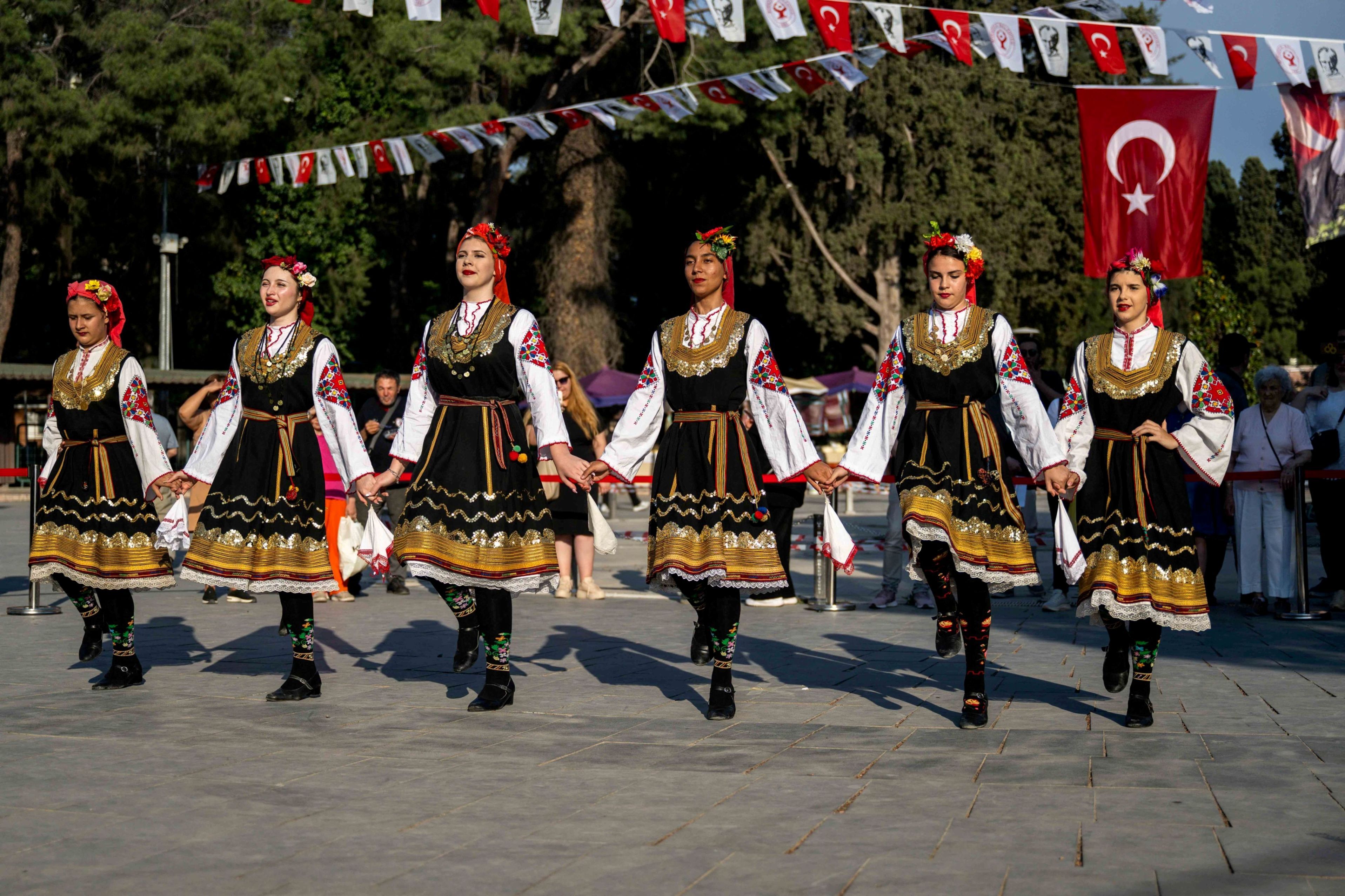 Bornova’da 4. Uluslararası Halk Dansları Festivali “Halay” Temasıyla Başladı (4)