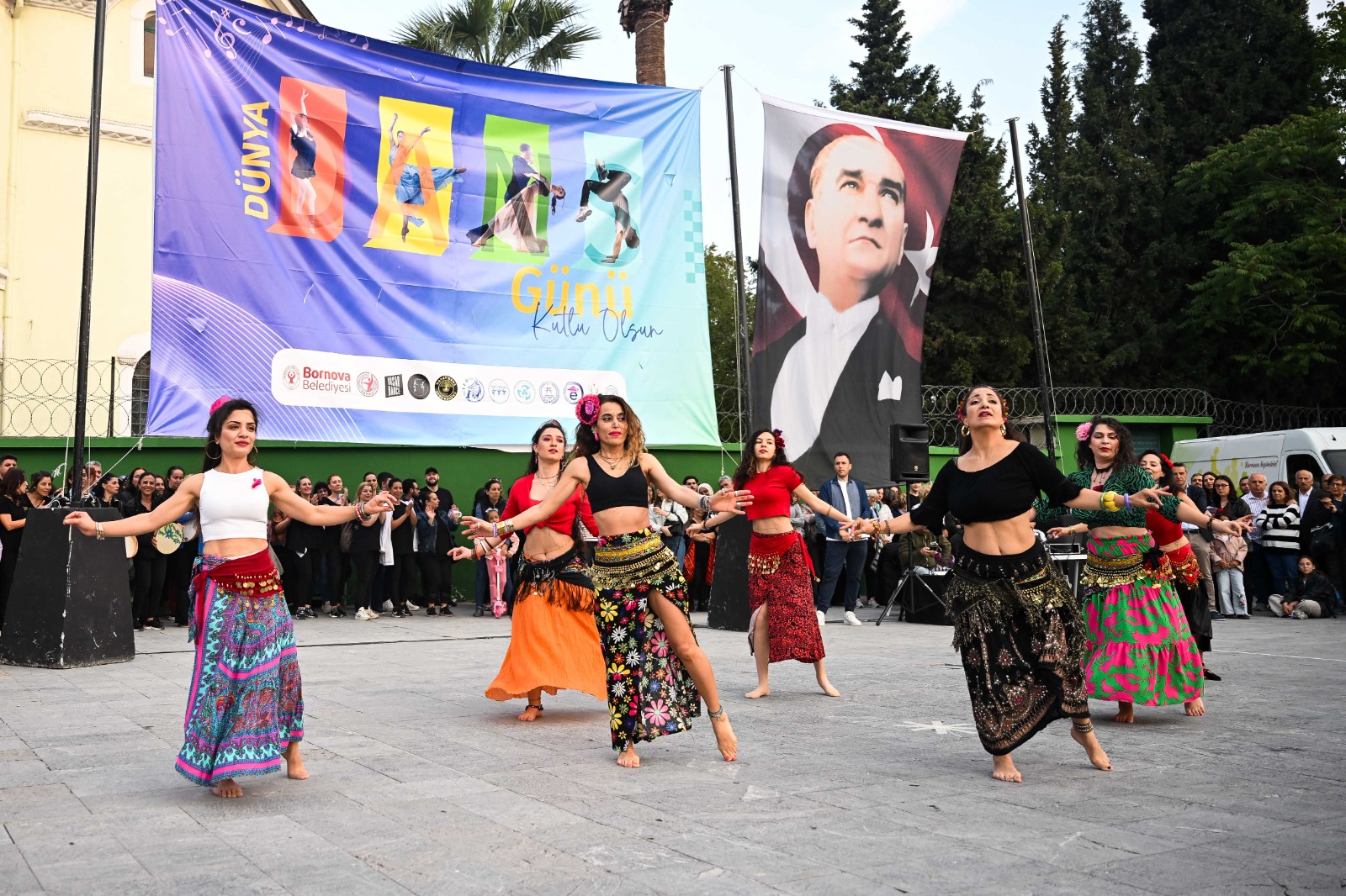 Bornova'da Dansın Ritmi Cumhuriyet Meydanı’nda Yükseldi (2)