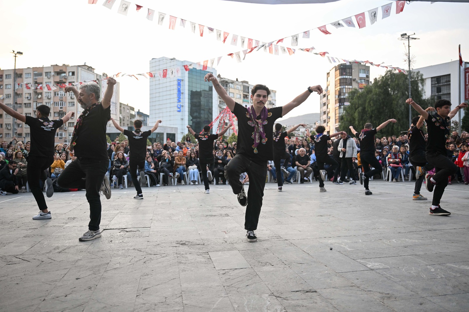 Bornova'da Dansın Ritmi Cumhuriyet Meydanı’nda Yükseldi (3)