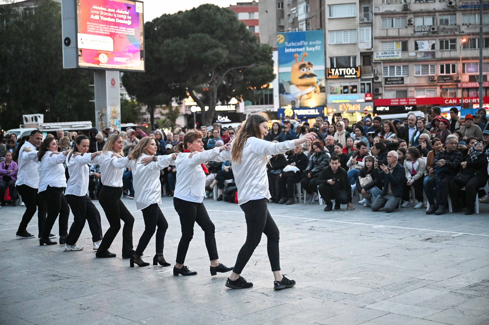 Bornova'da Dansın Ritmi Cumhuriyet Meydanı’nda Yükseldi (4)