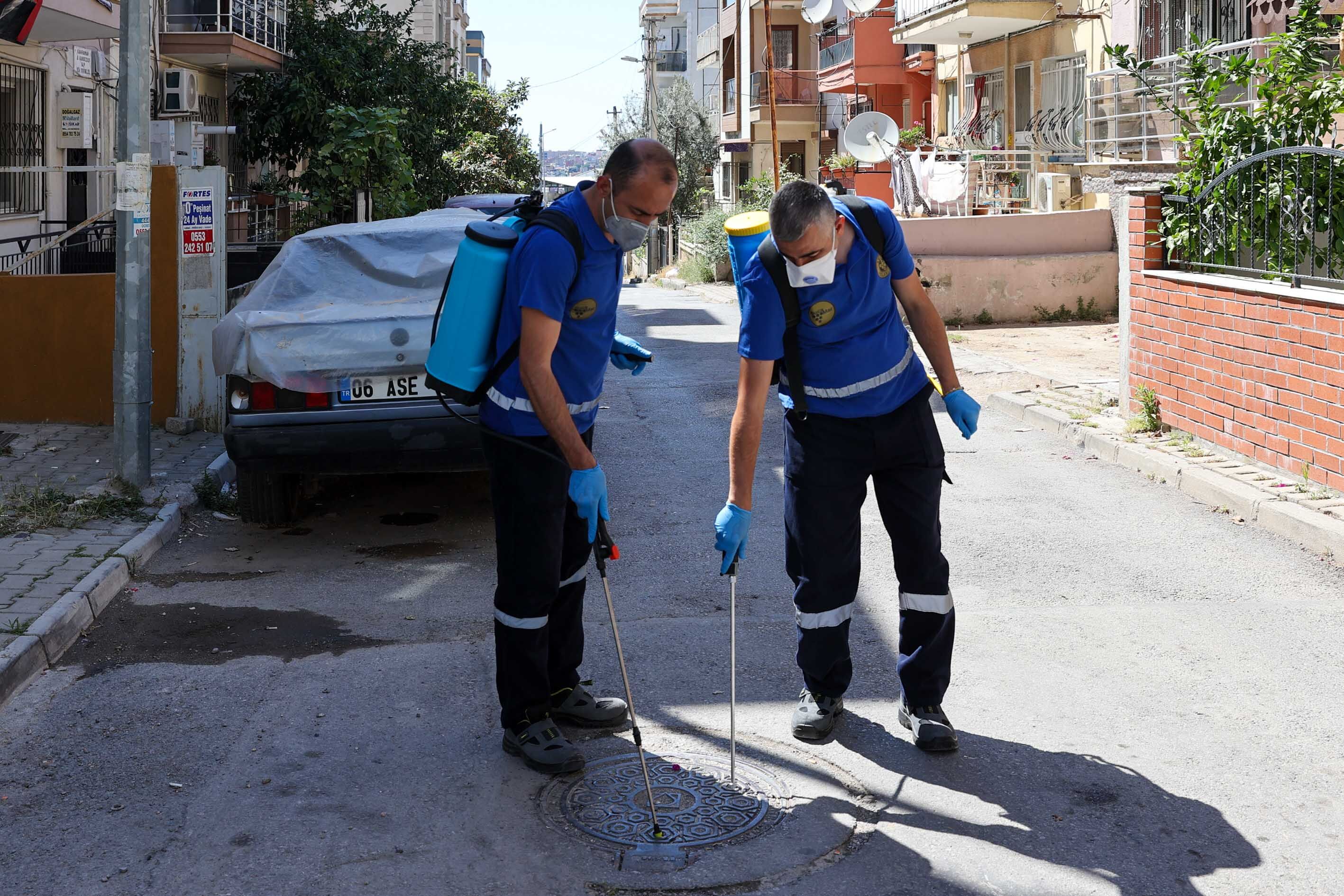 Buca’da Yaz Boyu Zararlılara Karşı Ilaçlama Seferberliği (2)