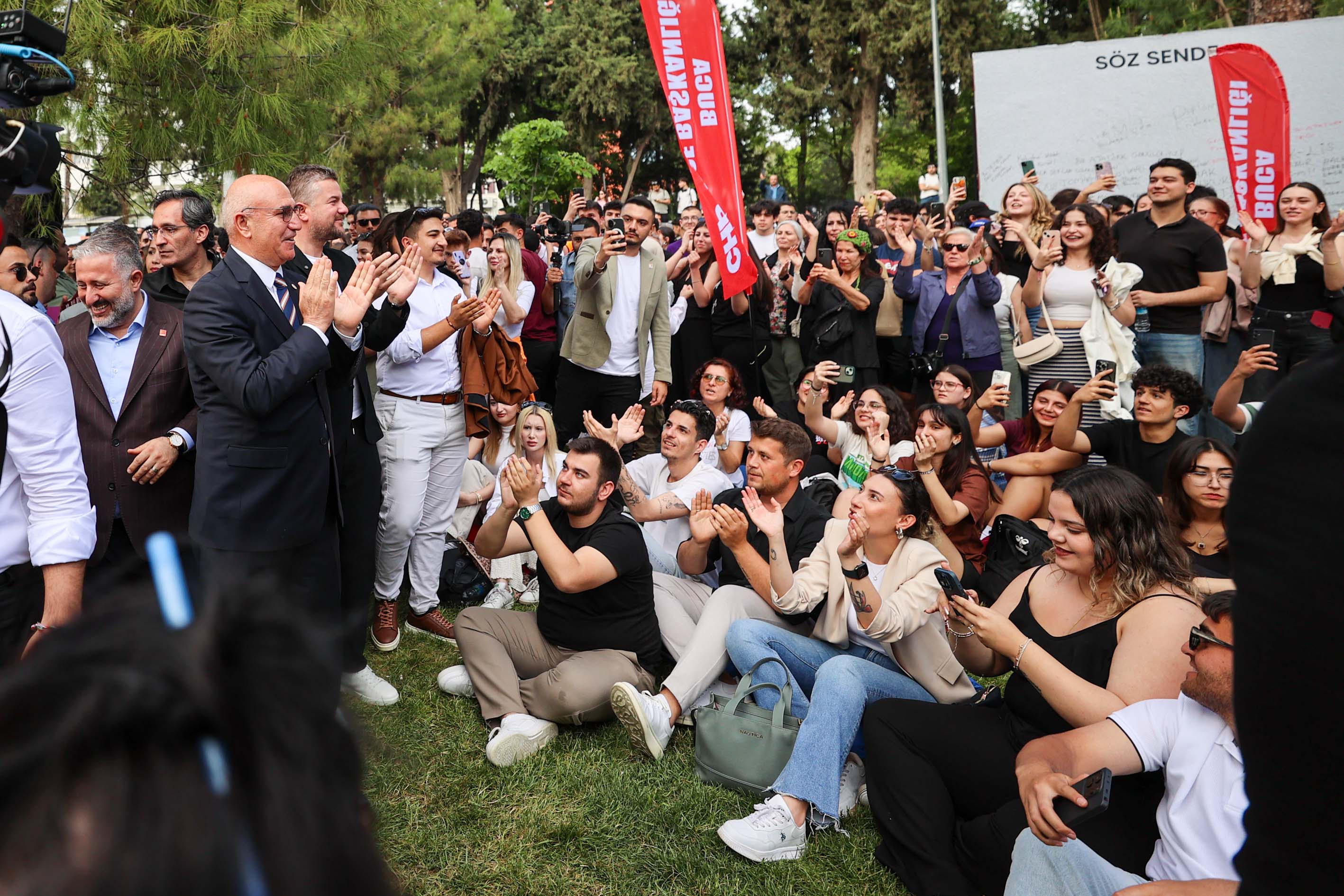 Chp’li Milletvekili Mahmut Tanal Buca’da Üniversitelilerle Bir Araya Geldi (3)
