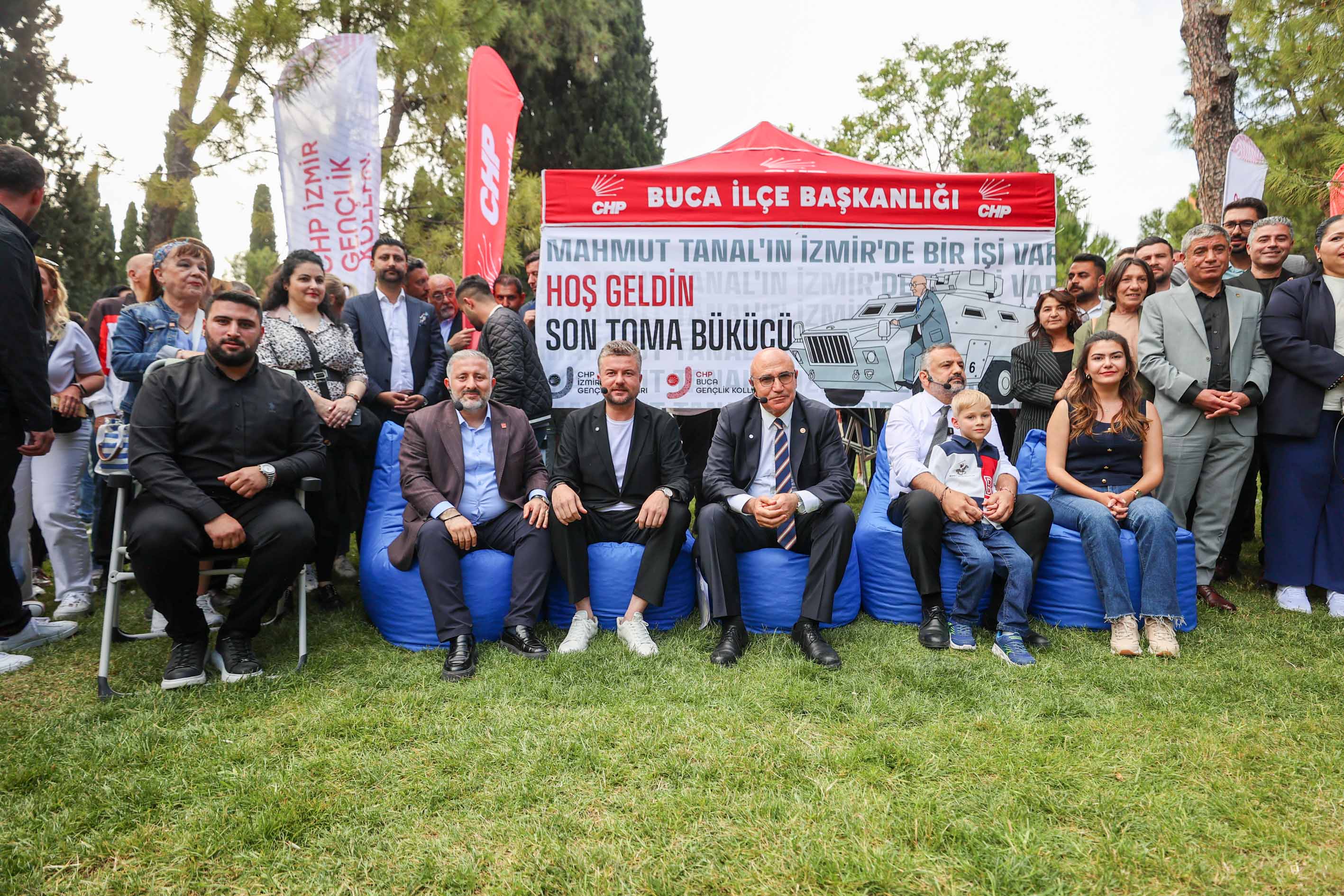 Chp’li Milletvekili Mahmut Tanal Buca’da Üniversitelilerle Bir Araya Geldi (4)