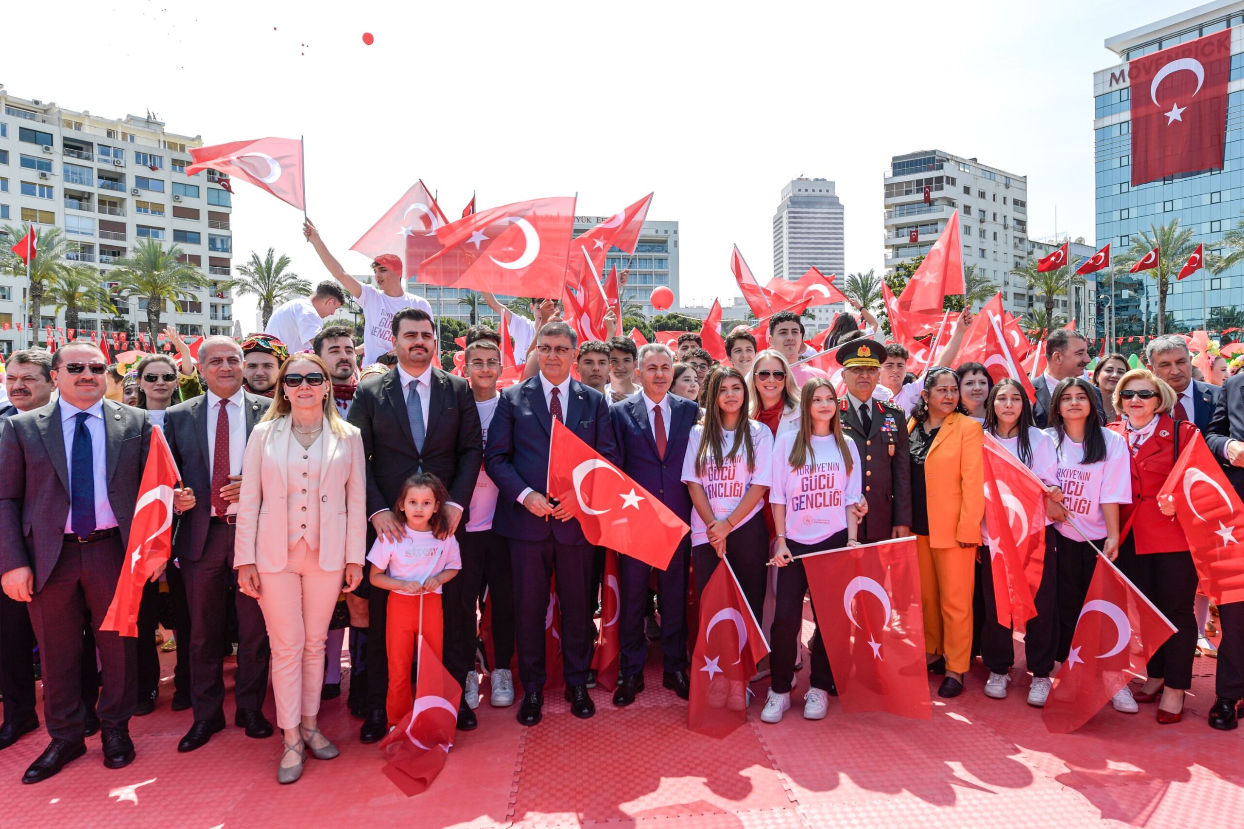 Cumhuriyet Meydanı’nda 19 Mayıs1 İzmir Tek Yürek Oldu