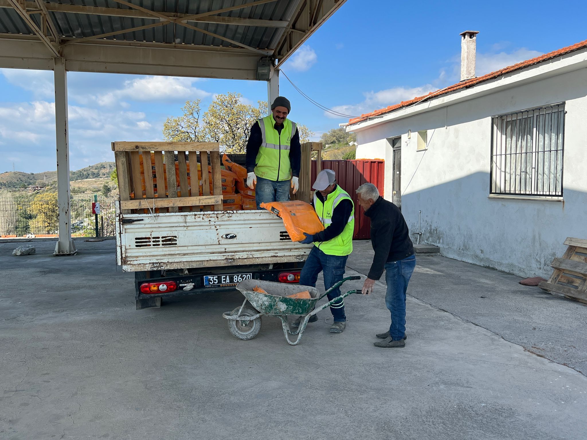 Güzelbahçe Belediyesi’nden Çiftçilere Destek İlaçlama Makinesi Hediye Edildi (3)