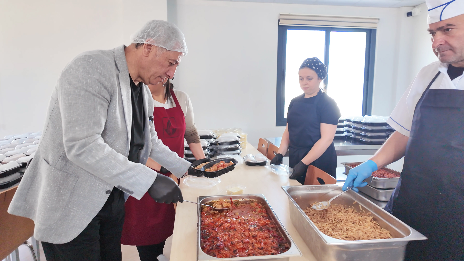 Güzelbahçe'de Bir Kap Yemekle Bin Gönüle Dokunan Hizmet (5)