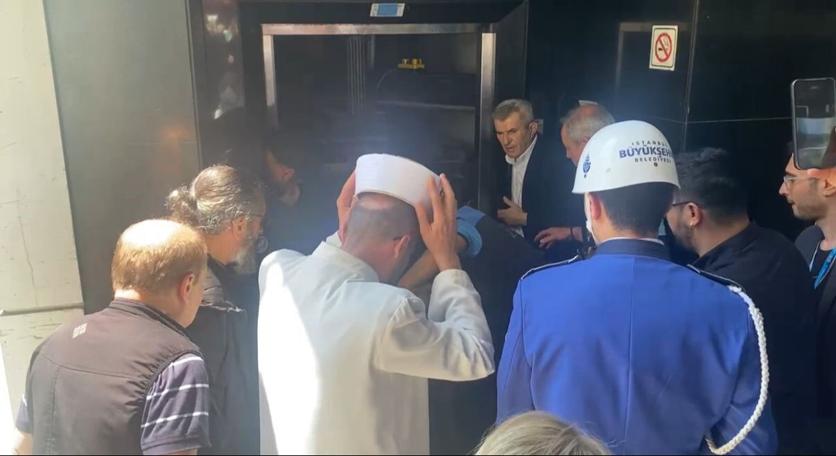 İlhan Şeşen’in Cenazesi Asansörde Mahsur Kaldı! 3