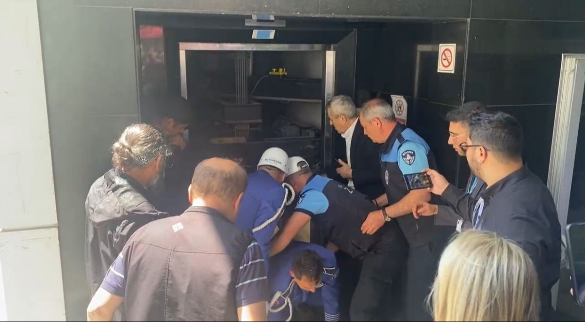 İlhan Şeşen’in Cenazesi Asansörde Mahsur Kaldı!