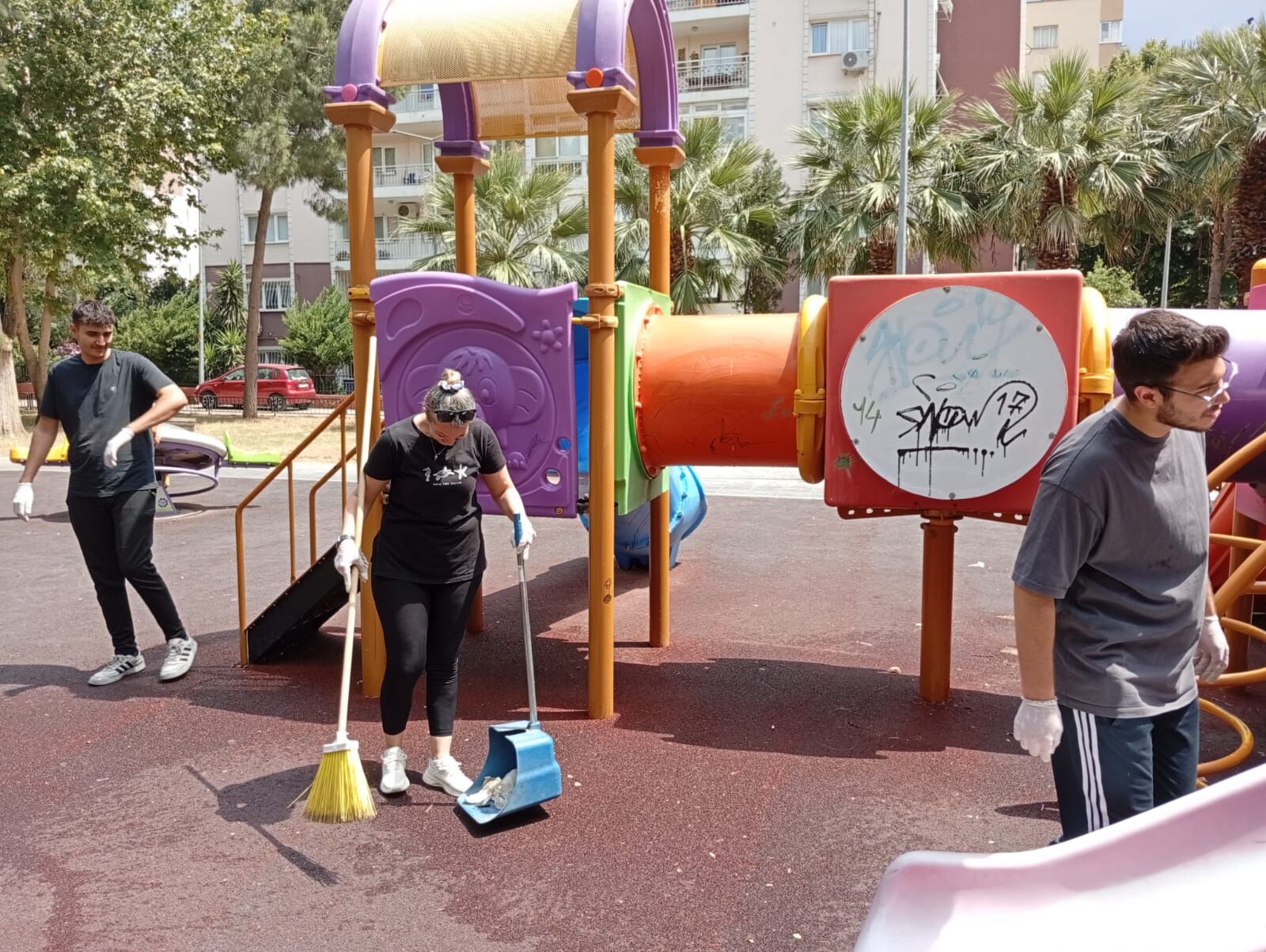 İzmir Bayraklı'da Üniversitelilerden Örnek Çalışma Temiz Parklar, Mutlu Çocuklar (2)