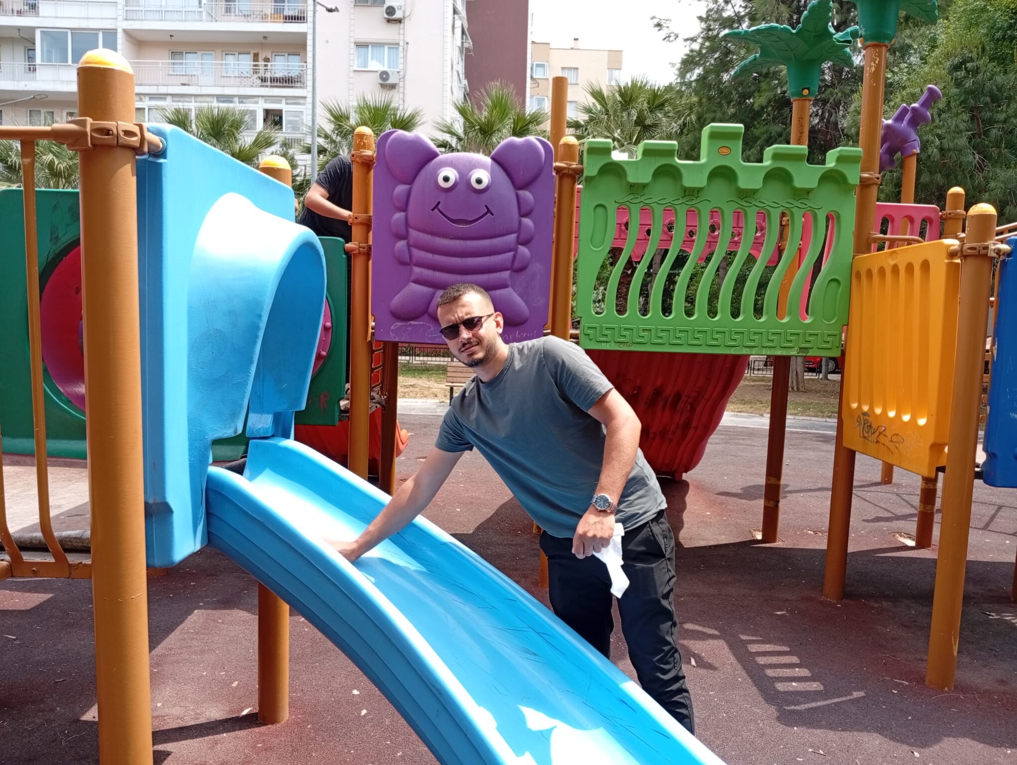 İzmir Bayraklı'da Üniversitelilerden Örnek Çalışma Temiz Parklar, Mutlu Çocuklar (3)