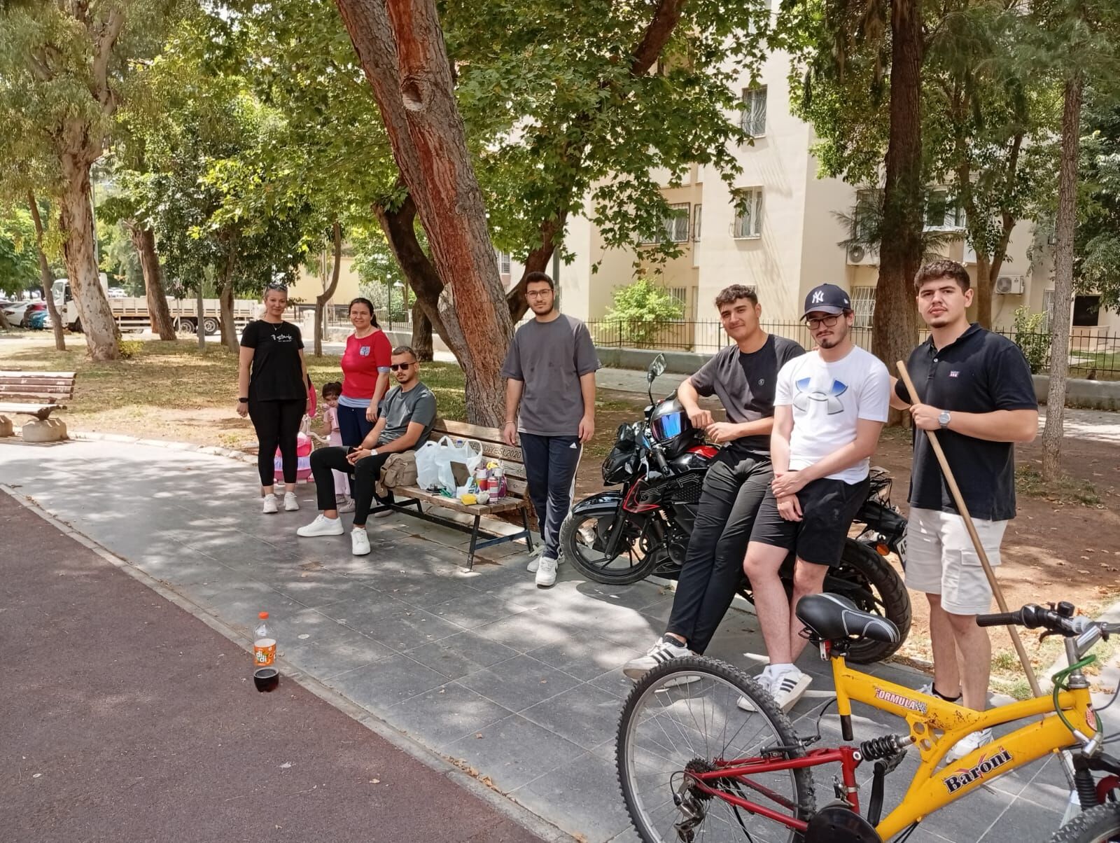 İzmir Bayraklı'da Üniversitelilerden Örnek Çalışma Temiz Parklar, Mutlu Çocuklar (6)