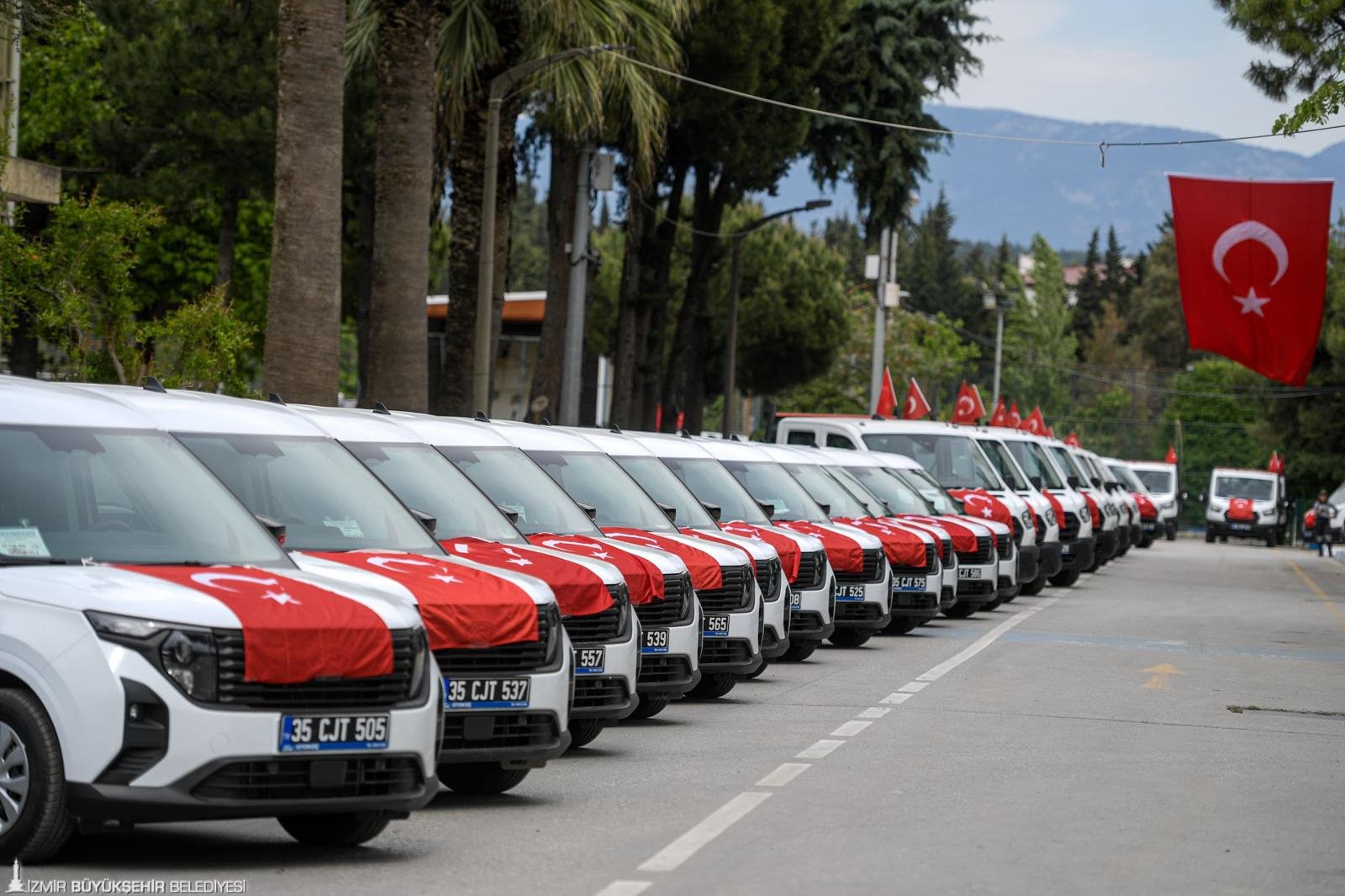 İzmir Büyükşehir Belediyesi'nden 184 Yeni Araçla Afet Seferberliği 1