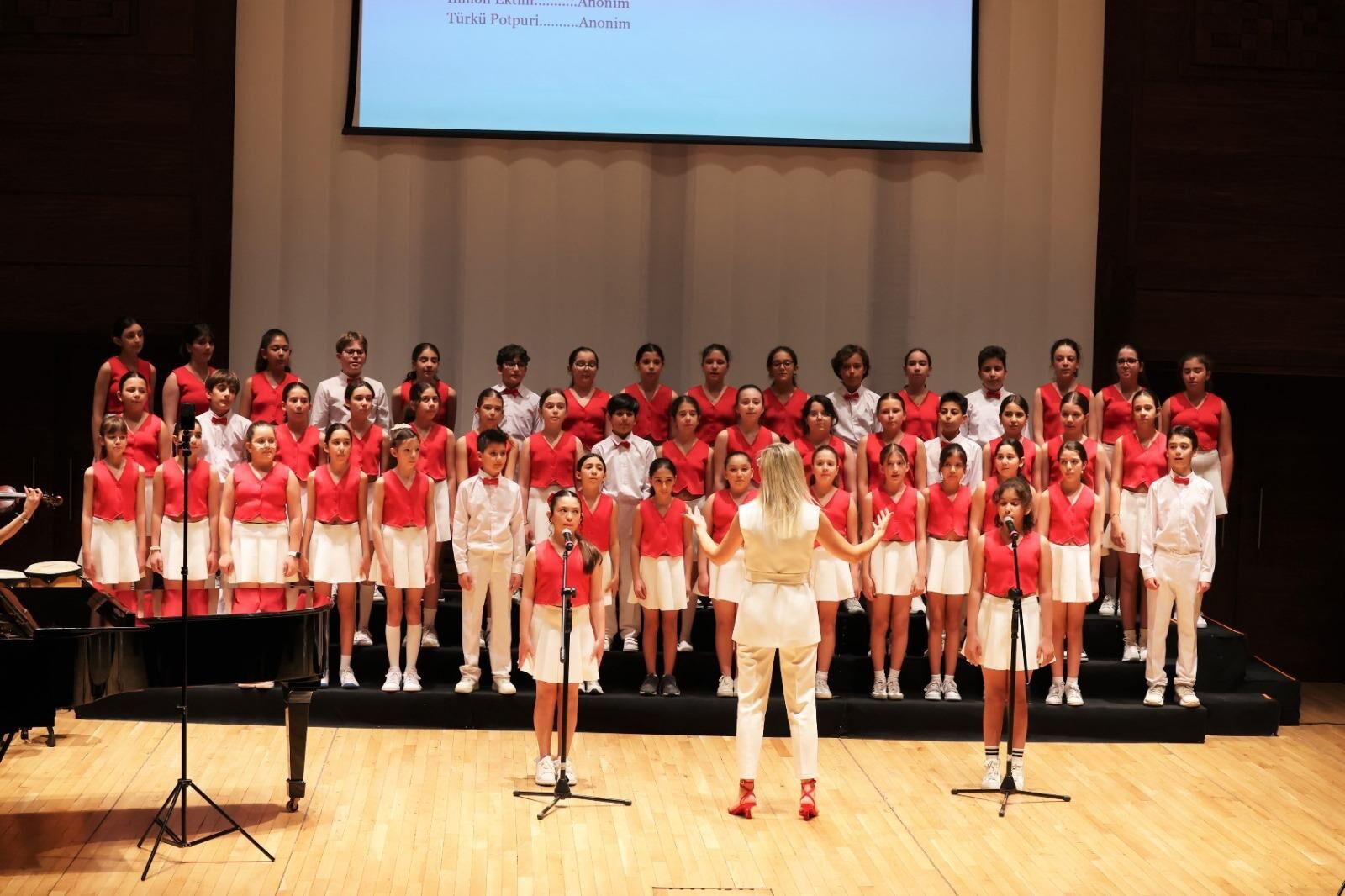 İzmir Uluslararası Çoksesli Korolar Festivali Başladı1 75 Koro Sahnede