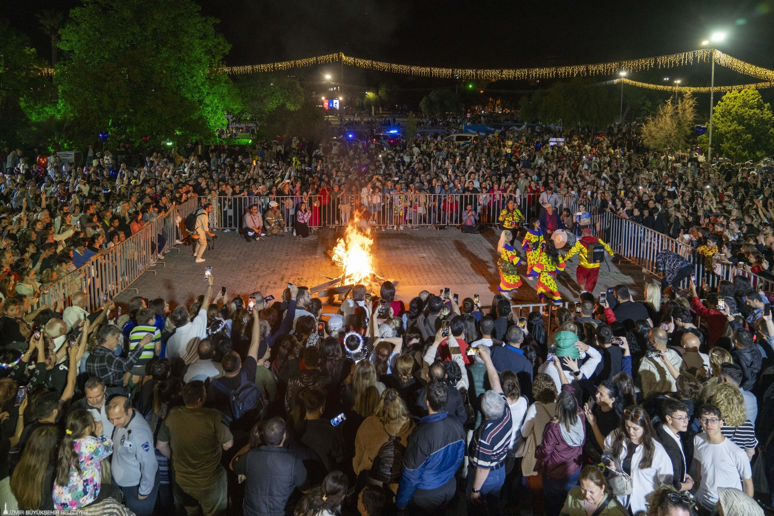 İzmir'de Hıdrellez Ateşi Yakıldı, Dilekler Tutuldu! 2