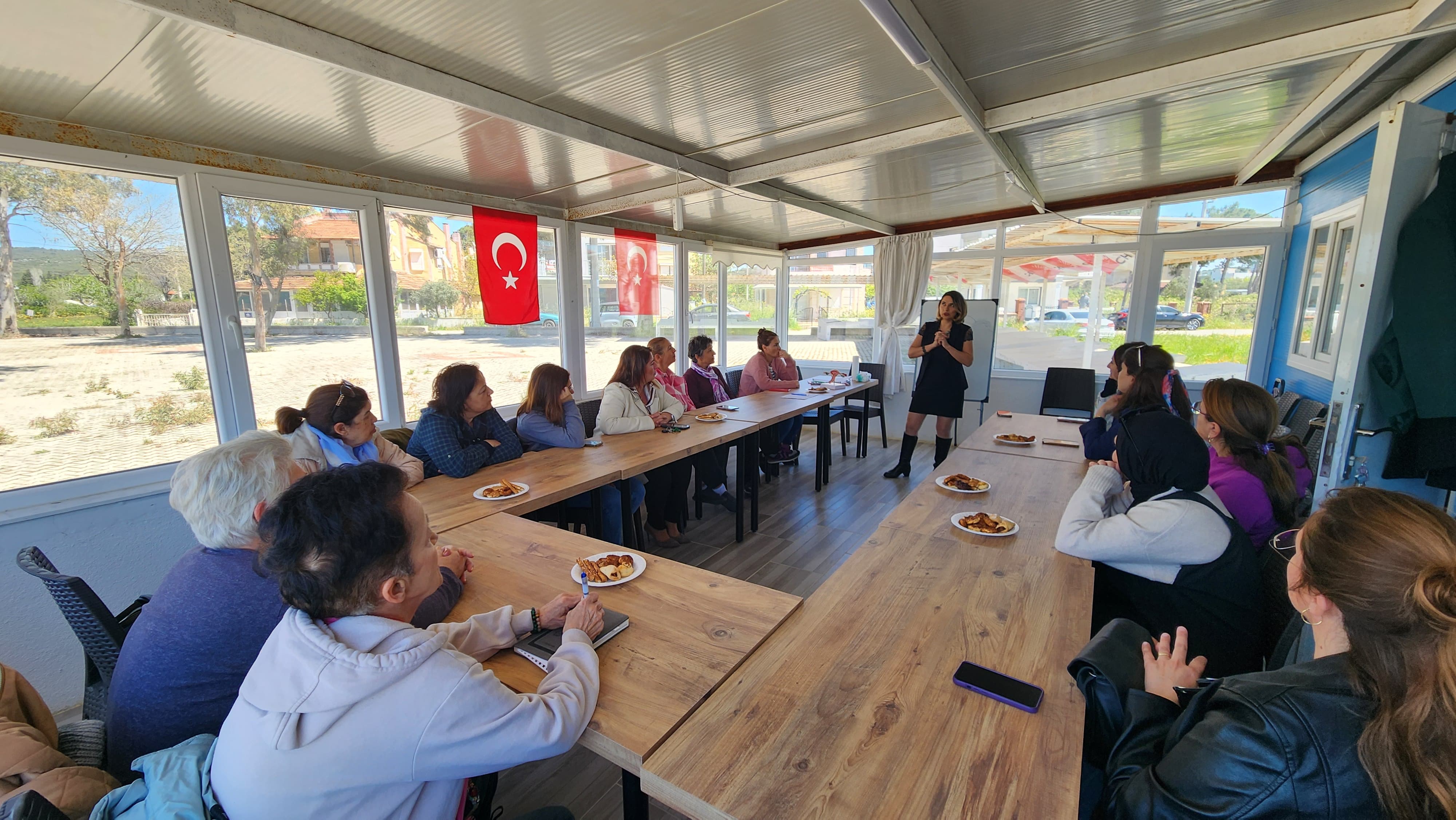 Kadin Sağliği Bi̇lgi̇lendi̇rme Semi̇neri̇ Fotoğrafi