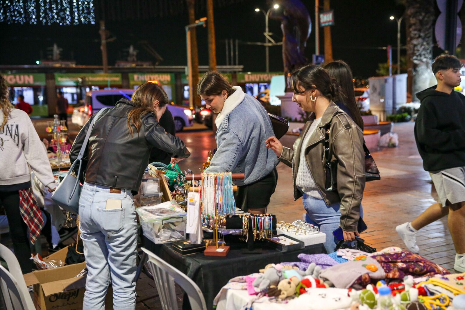 Kadın Üreticiye Destek Karşıyaka’da “El Emeği Gece Pazarı” Başlıyor (1)