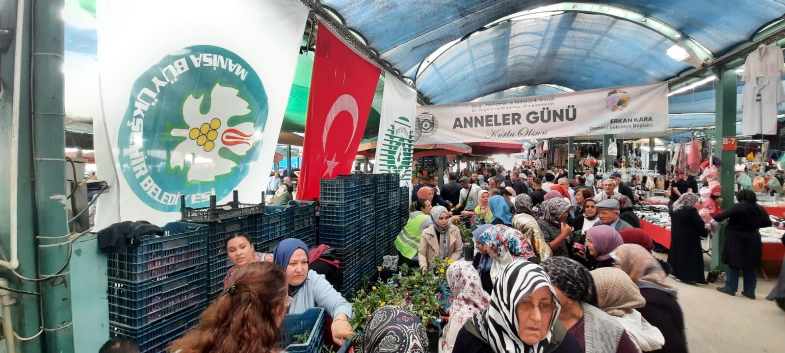 Manisa'da Anneler Günü’nde Binlerce Çiçek Dağıtıldı (3)