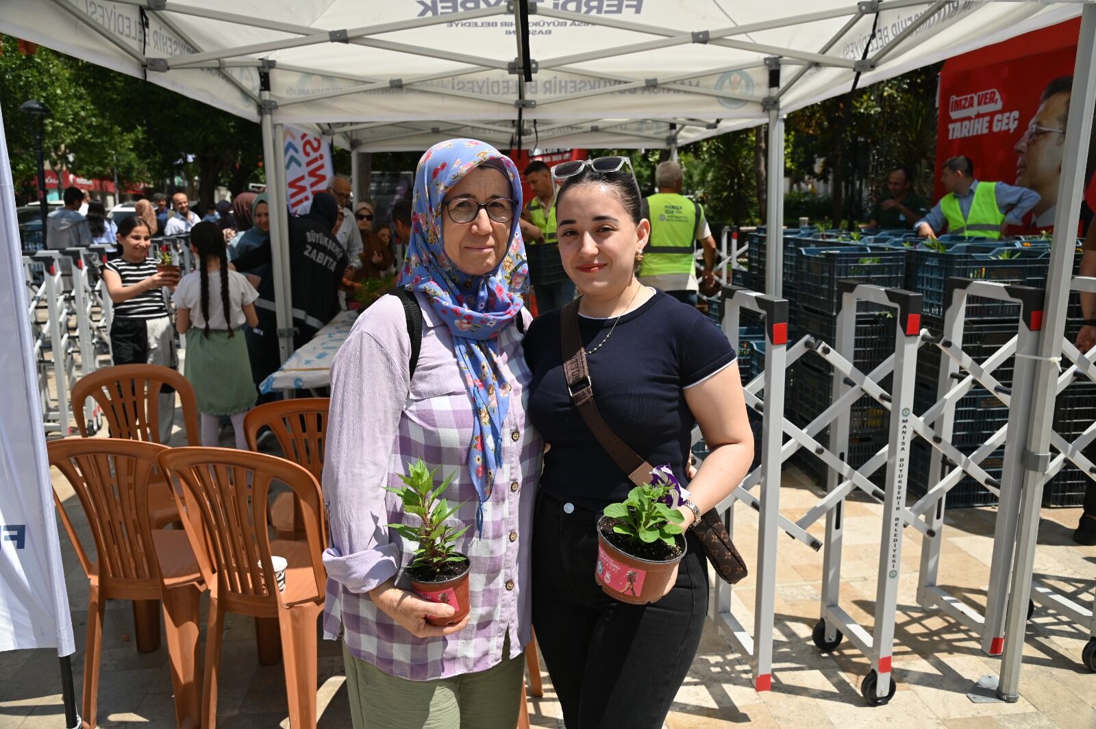 Manisa'da Anneler Günü’nde Binlerce Çiçek Dağıtıldı (4)