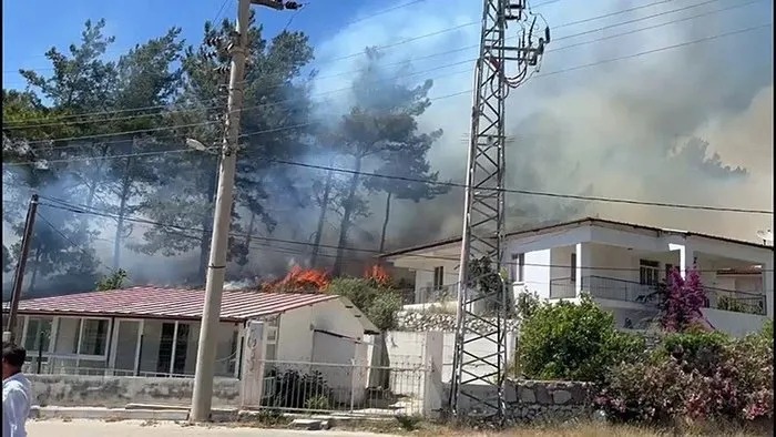 Marmaris'te Orman Yangını! Alevler Yerleşim Yerlerini Tehdit Ediyor (2)