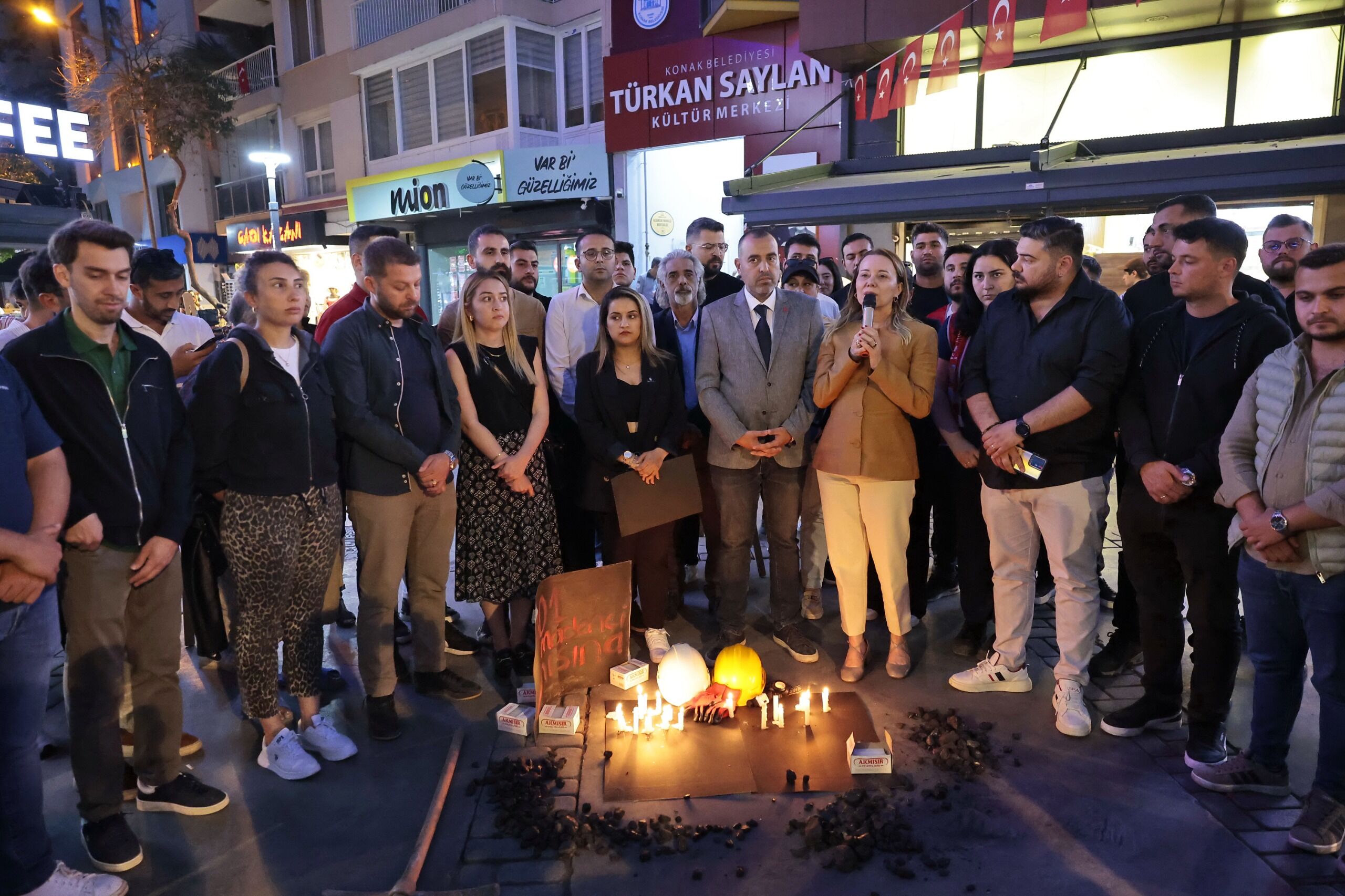 Soma’da Hayatını Kaybeden 301 Madenci Konak’ta Anıldı (1)