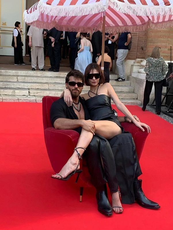 Can Yaman Ve Sevgilisi