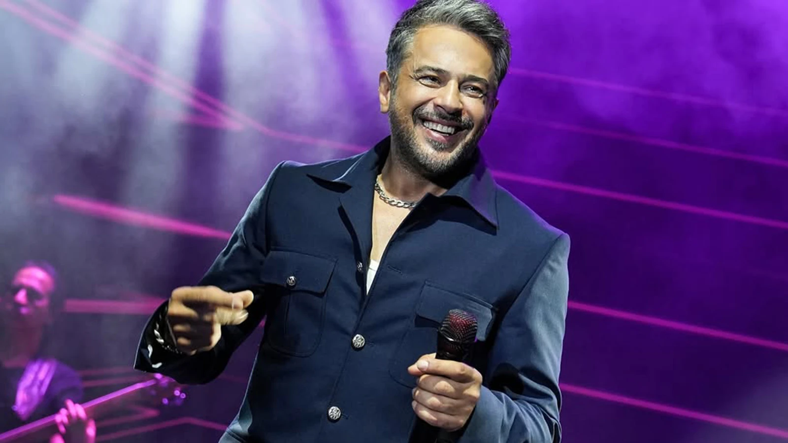 Emre Altuğ 3