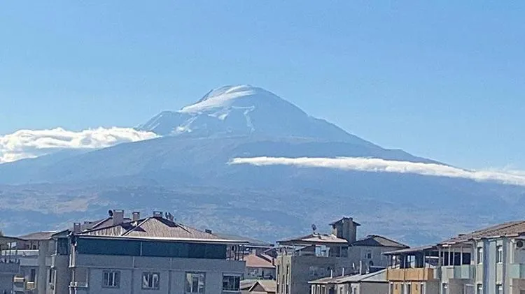Ağrı Dağı zirvesi erken karla beyaza büründü