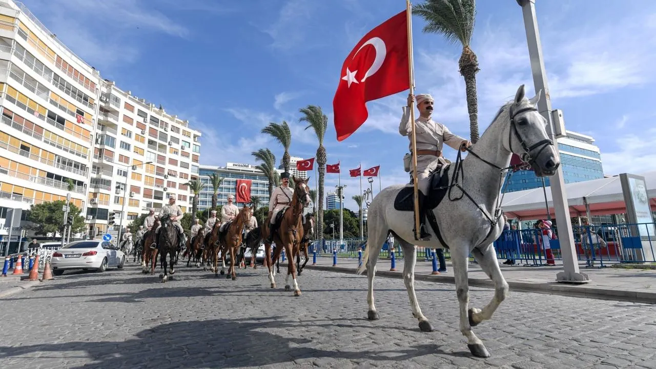 İzmir’in kurtuluşu süvarilerle canlandırıldı