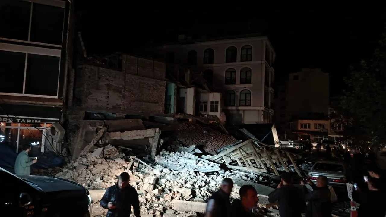 Balikesir Sindirgi 61 Buyuklugunde Deprem Yikilan Binalar Var-2